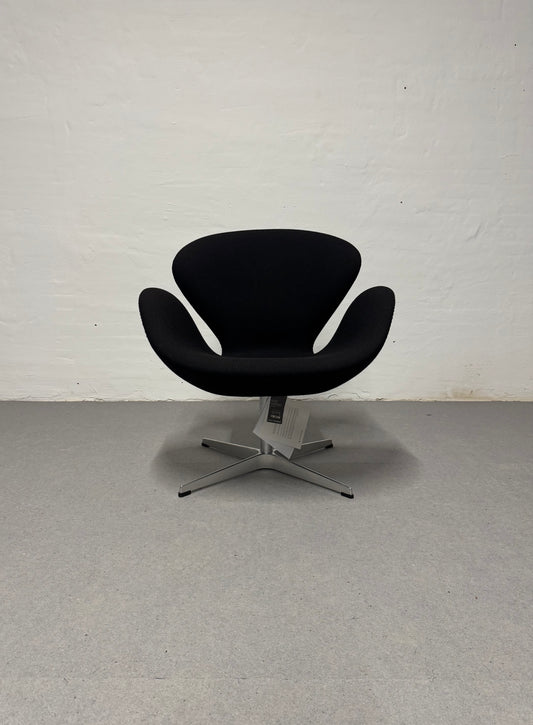 Returdrej & Original polstring Arne Jacobsen ‘Svanen’ Fritz Hansen, model: 3320.