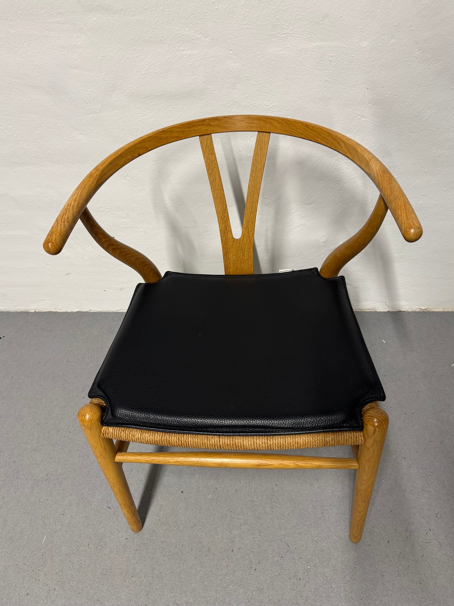 Egetræ, Hans J. Wegner ‘CH24’ ‘Y-stolen’ fremstillet hos Carl Hansen & Søn.