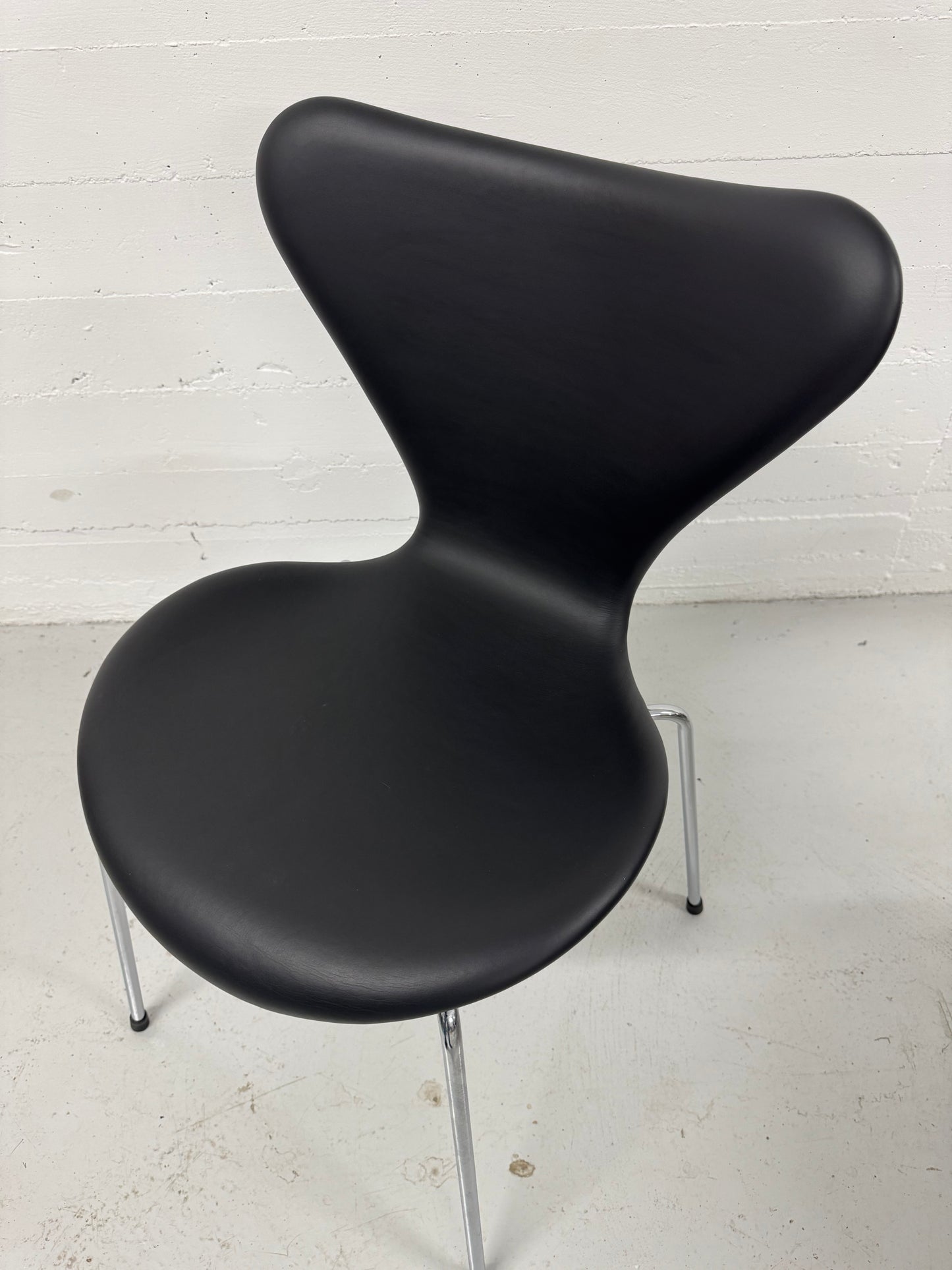 Brown Label, Arne Jacobsen ‘Syveren/3107’ Fritz Hansen.