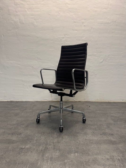 Charles Eames ‘EA117’ kontorstol.