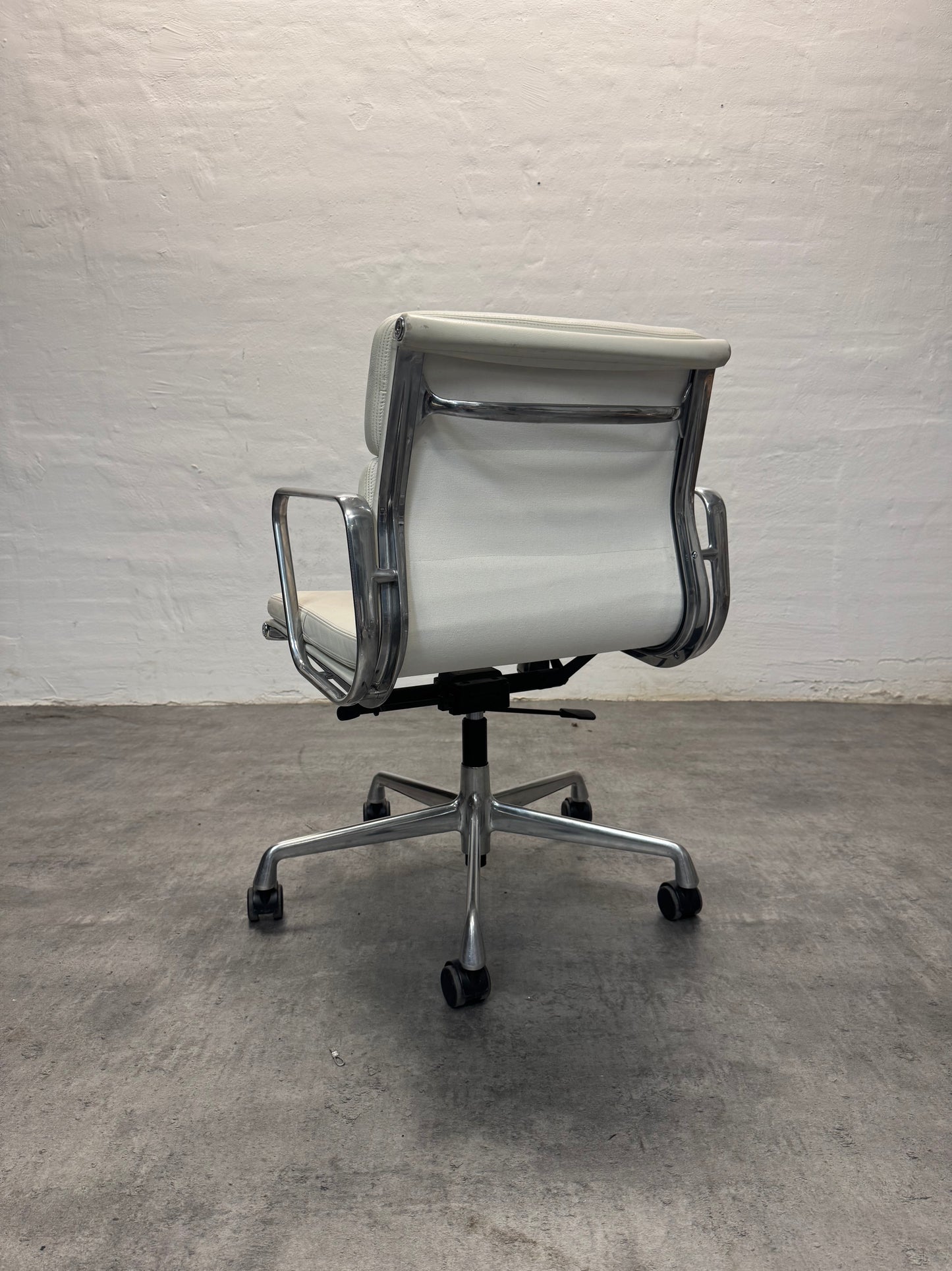 Charles Eames ‘EA-217’ Vitra.
