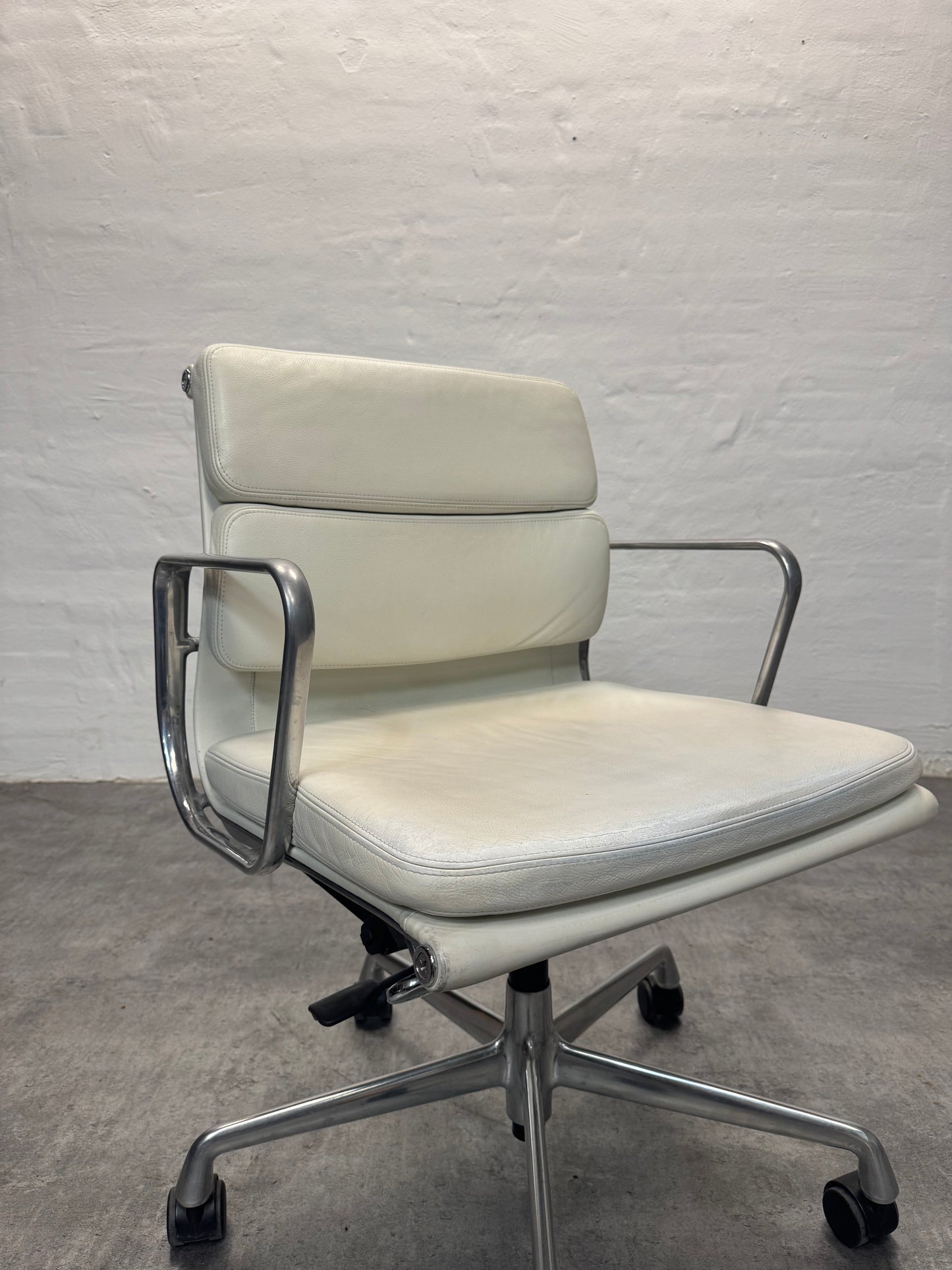 Charles Eames ‘EA-217’ Vitra.