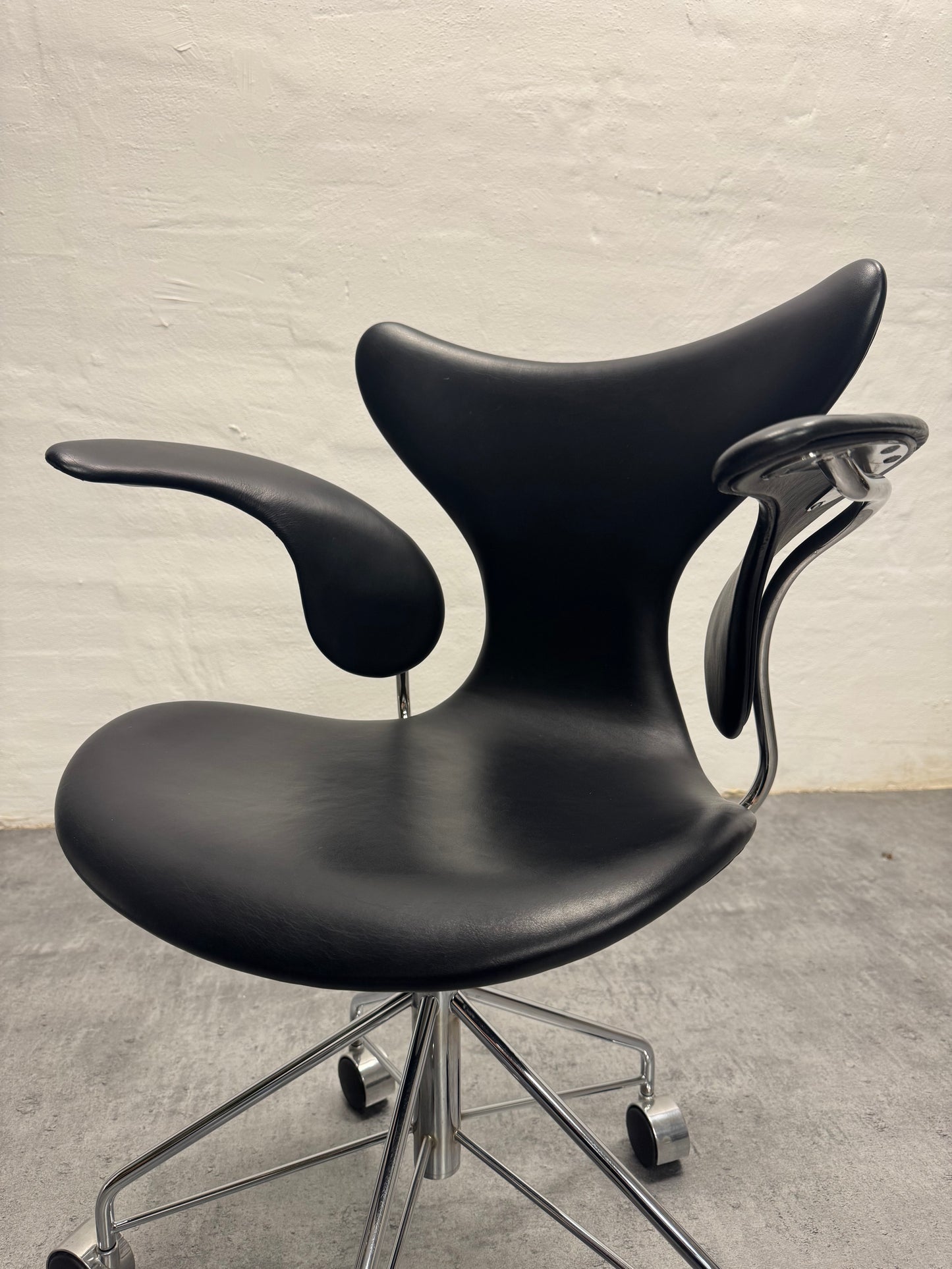 Arne Jacobsen ‘3218/liljen’ Fritz Hansen.