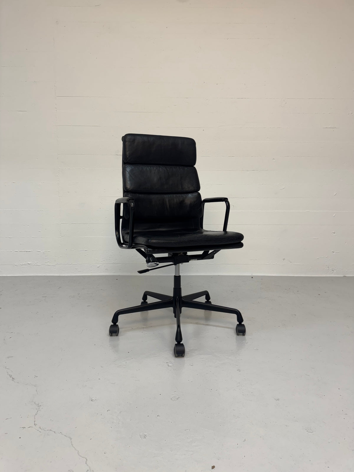 Charles Eames ‘EA-219’ Vitra.