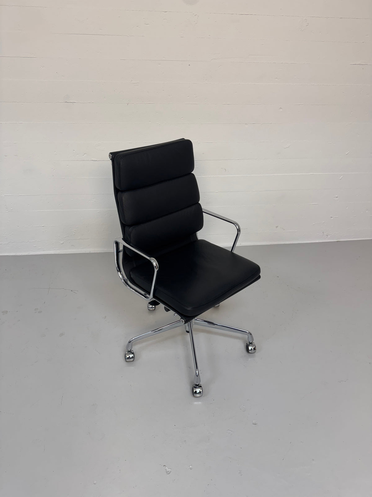 Charles Eames ‘EA-219’ Vitra.