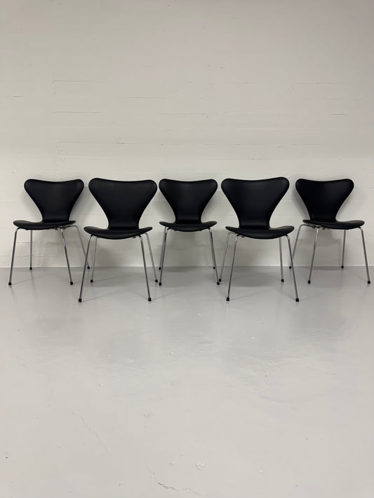 Arne Jacobsen ‘3107’ Fritz Hansen.