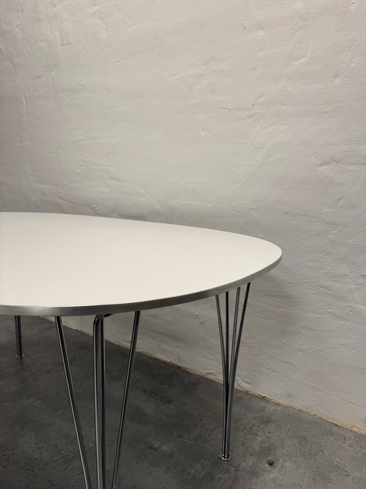 Piet Hein & Bruno Mathsson ‘Superellipse’ Fritz Hansen.