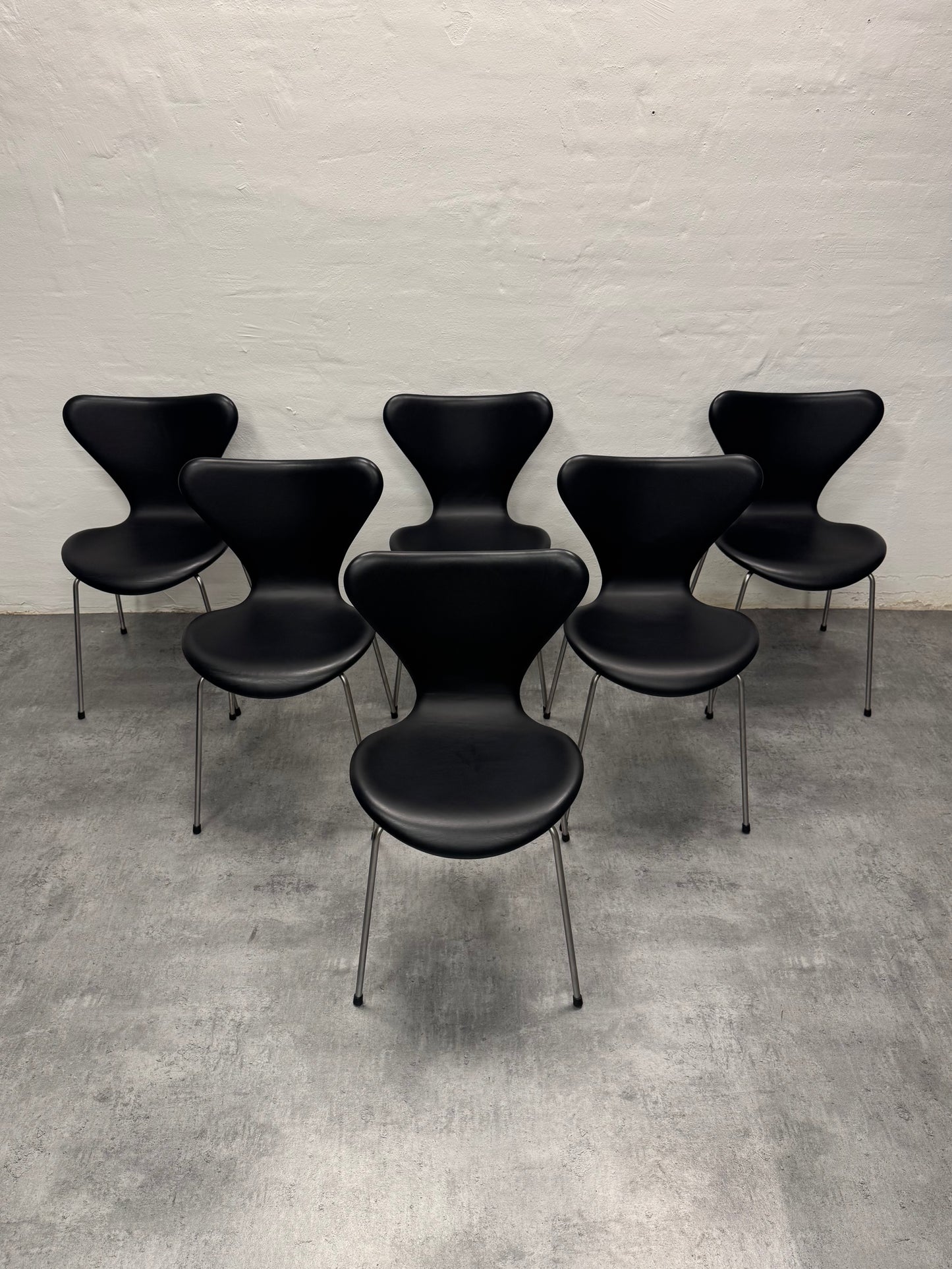 Brown Label, Arne Jacobsen ‘Syveren/3107’ Fritz Hansen.