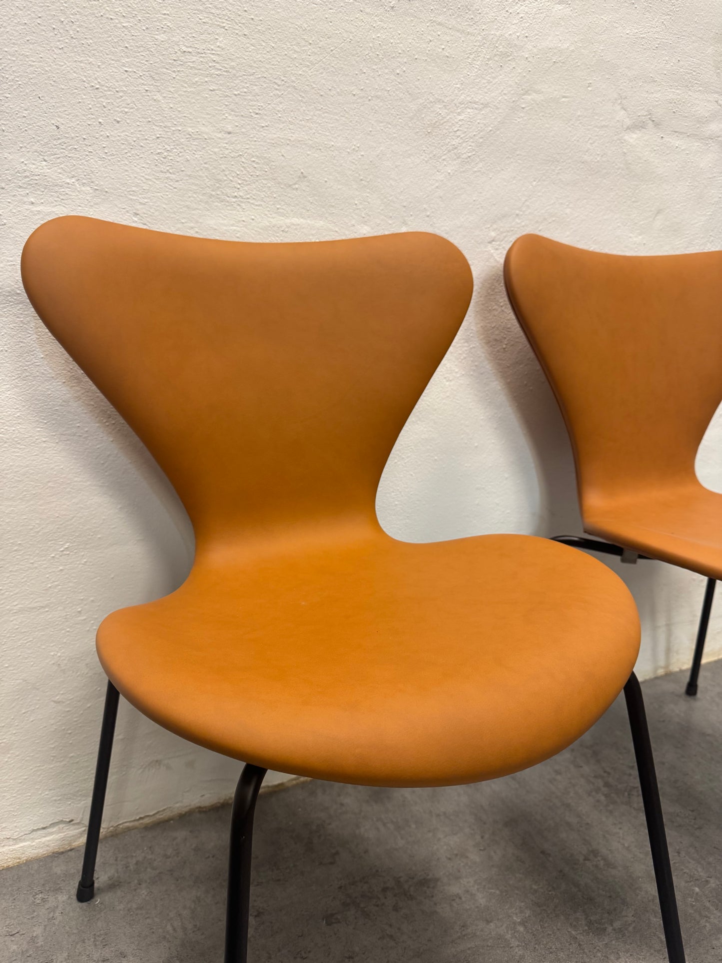 Nypolstrede Arne Jacobsen ‘3107’ Syverstol i cognac læder.