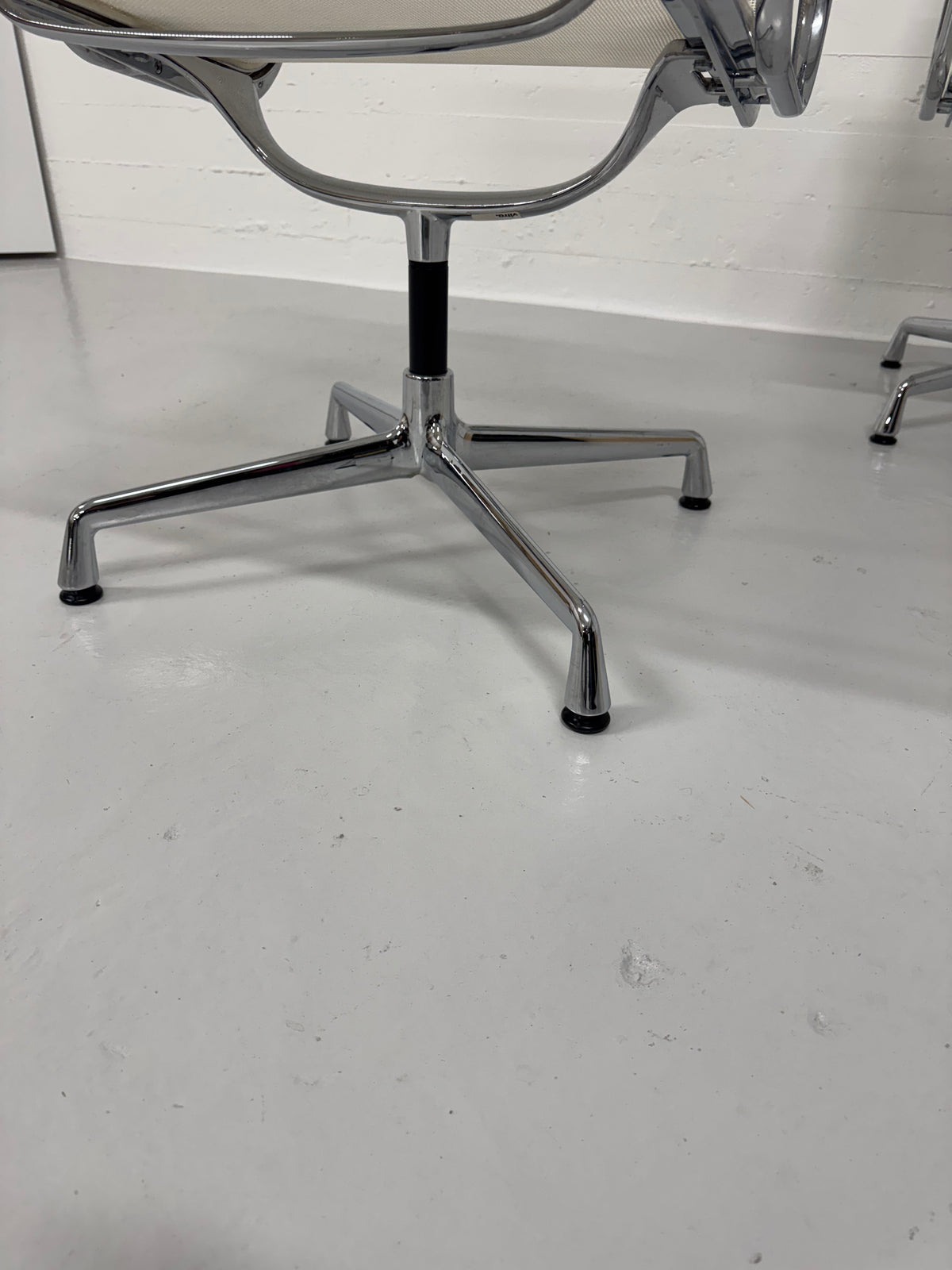 Charles Eames ‘EA-108’ Vitra.