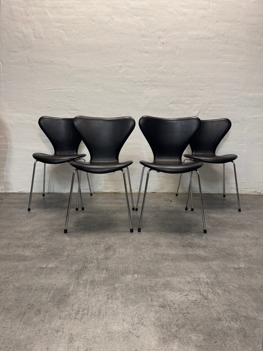 Arne Jacobsen ‘3107’ Fritz Hansen.