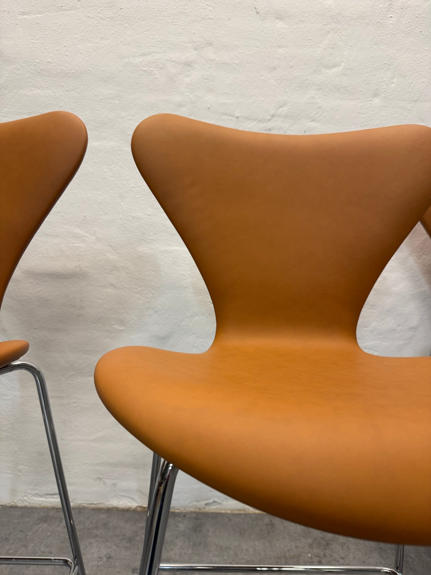 Nypolstret Arne Jacobsen barstole “Syveren / 3197” Fritz Hansen