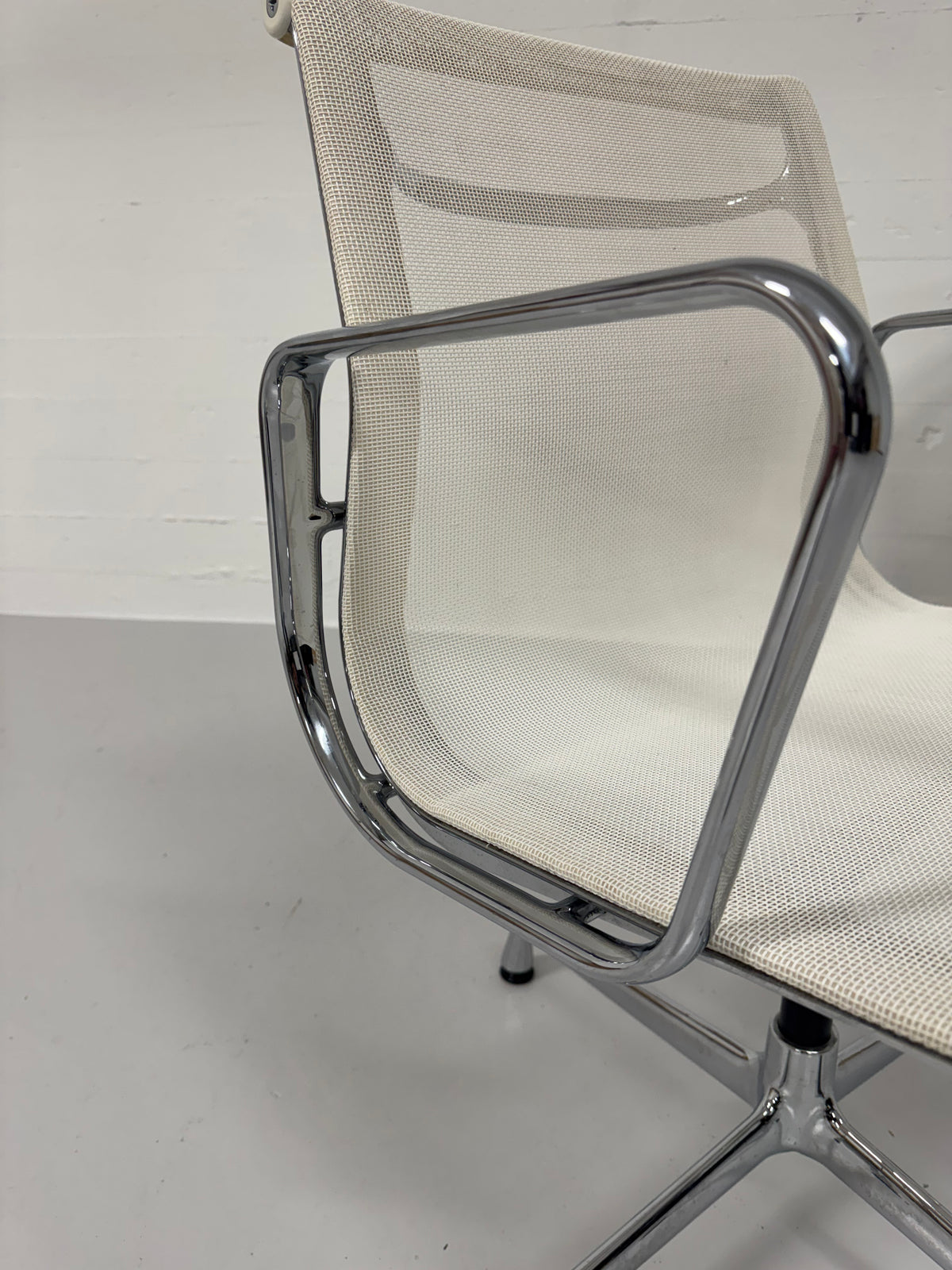 Charles Eames ‘EA-108’ Vitra.