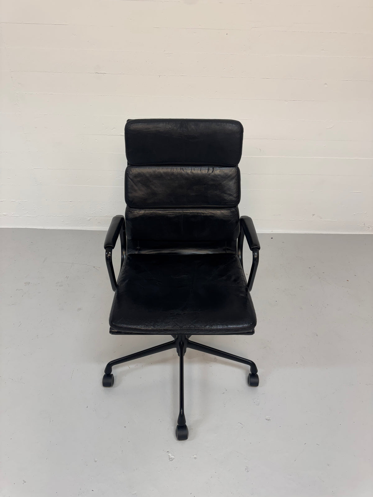 Charles Eames ‘EA-219’ Vitra.