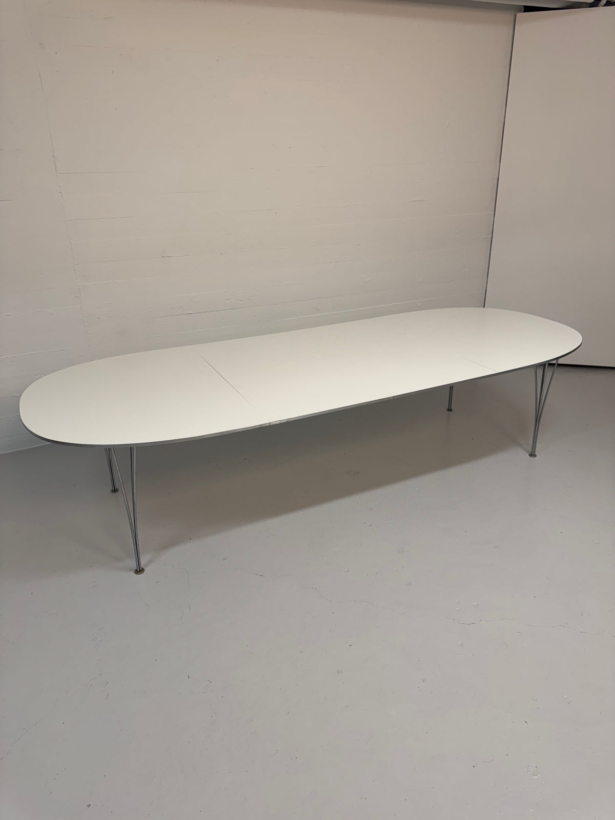 Piet Hein ‘Superellipse’ Fritz Hansen.