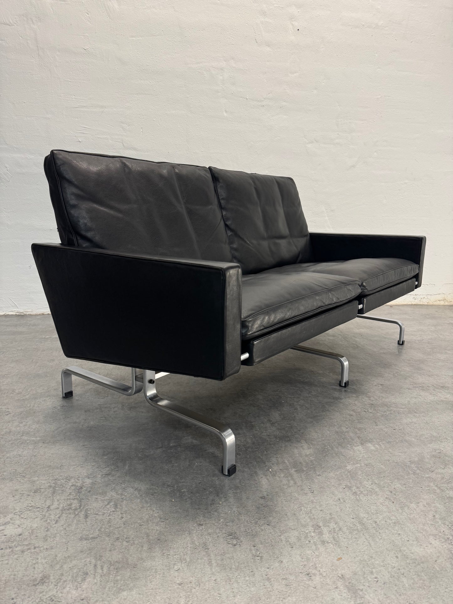 EKC, Poul Kjærholm ‘PK31’ 2-pers. sofa, sort læder.