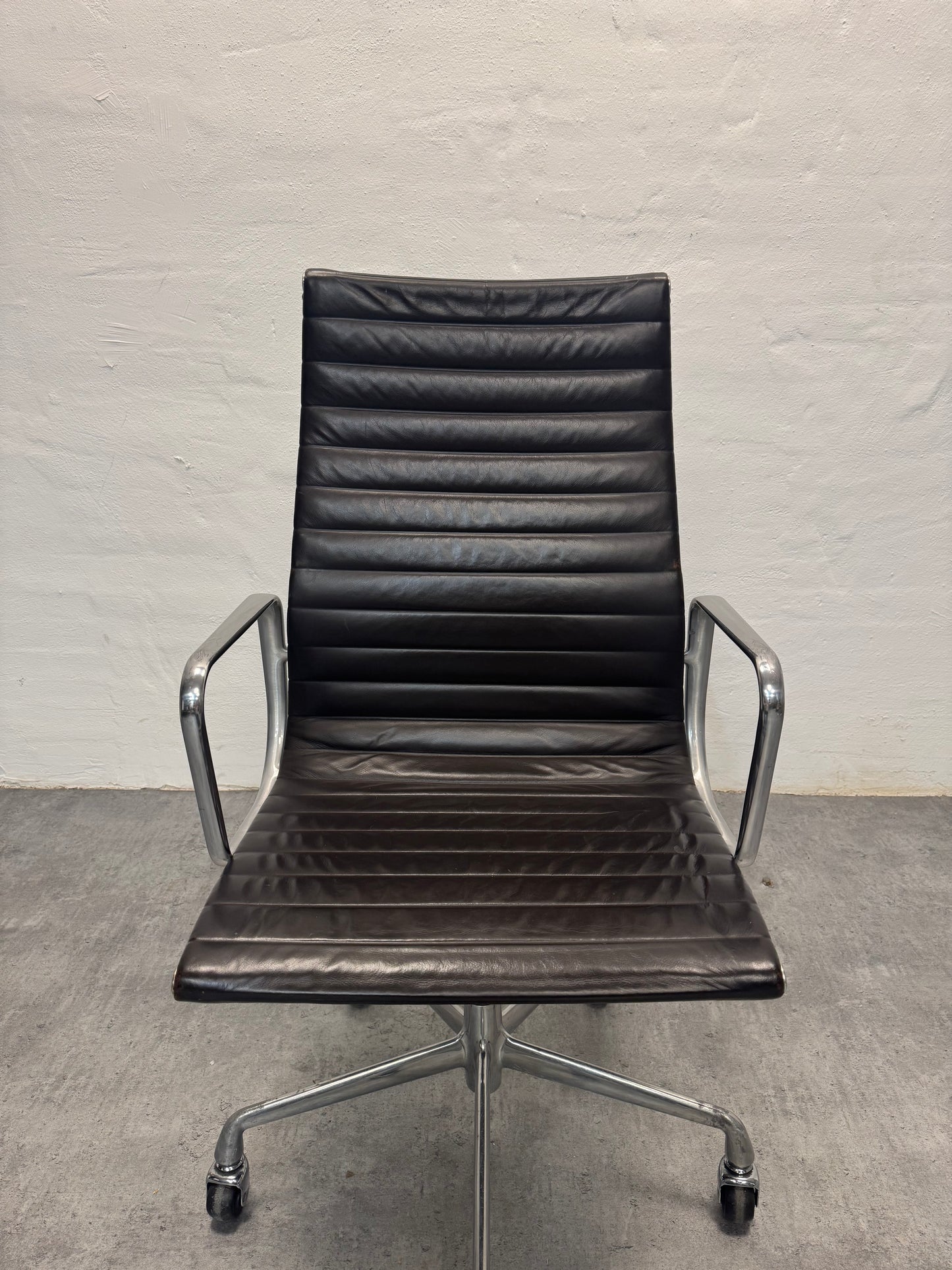 Charles Eames ‘EA117’ kontorstol.