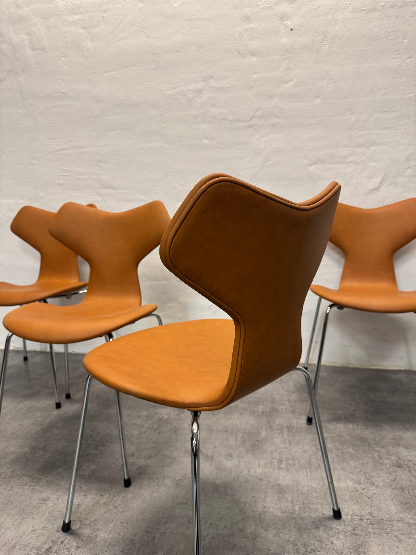 Nypolstret Arne Jacobsen ‘3130/Grand Prix’ Fritz Hansen.