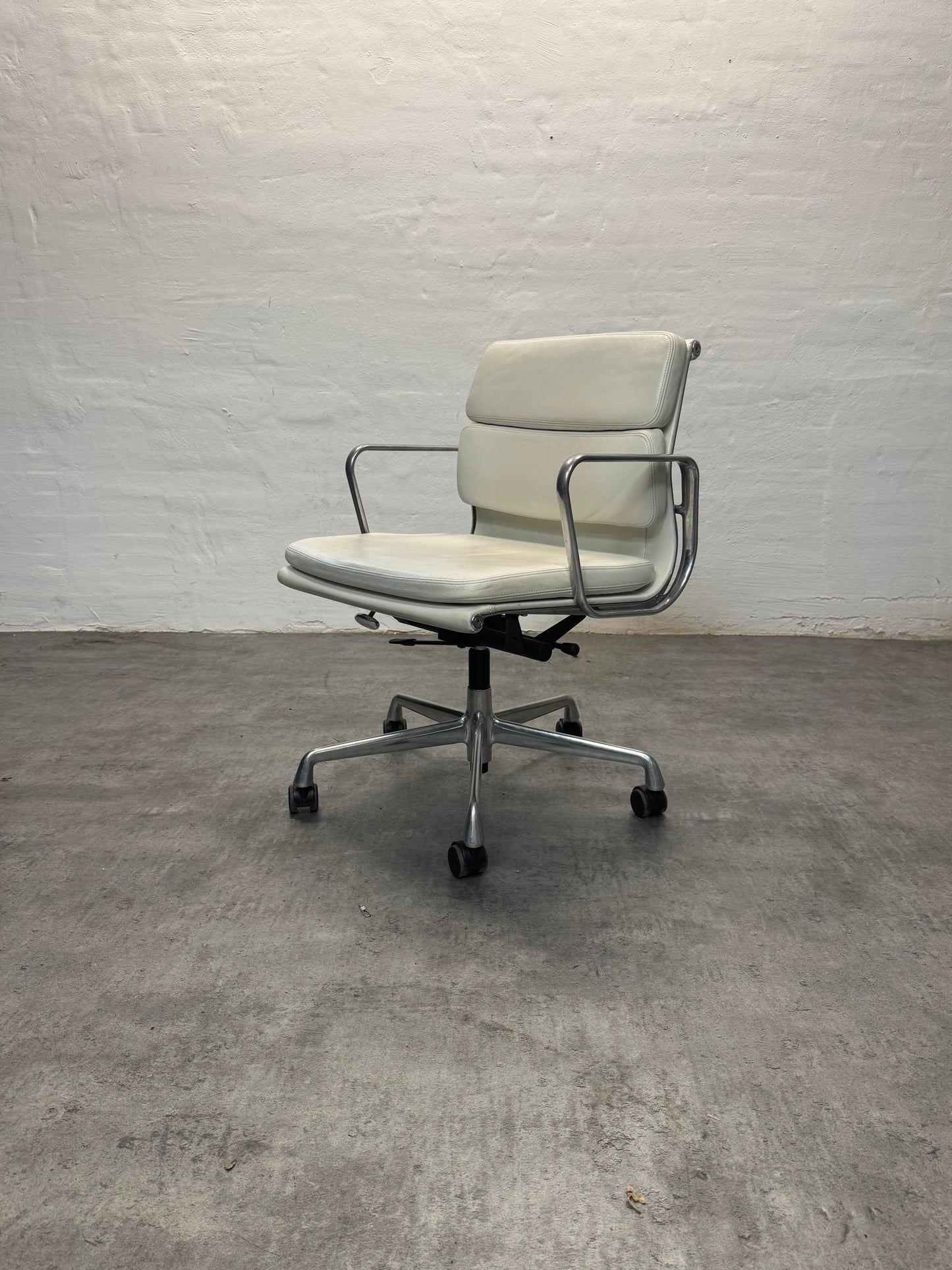 Charles Eames ‘EA-217’ Vitra.