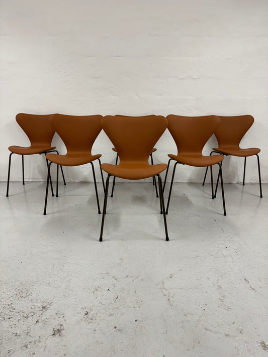 Nypolstret Arne Jacobsen ‘Syveren/3107’ Fritz Hansen.
