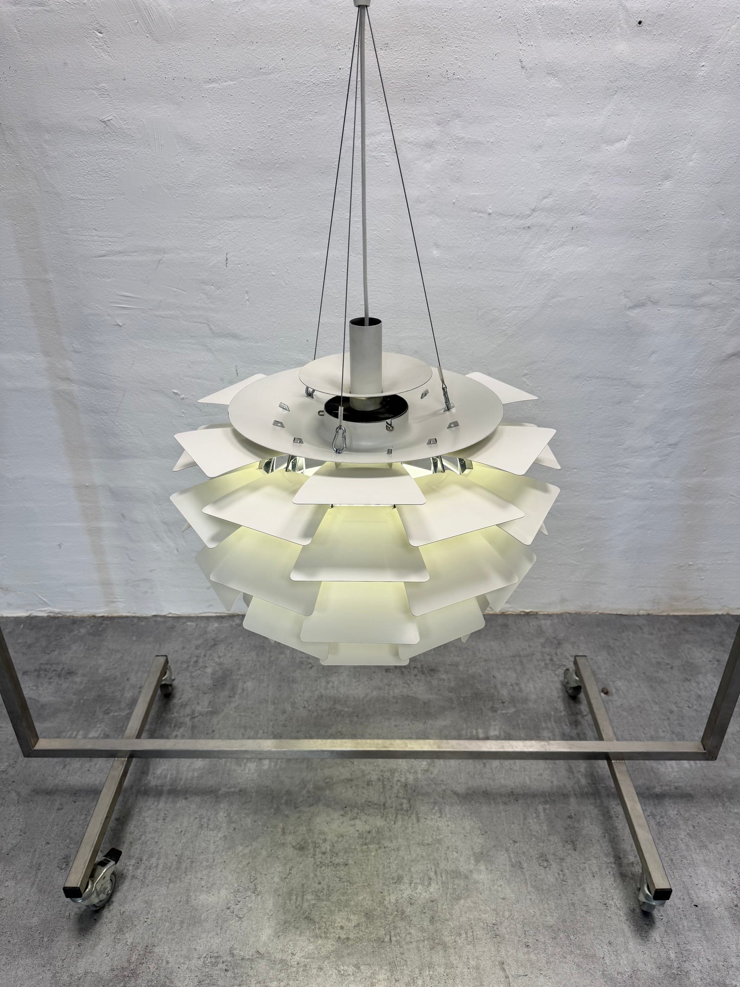 Poul Henningsen “Koglen” Louis Poulsen – Ø60 cm i hvid.