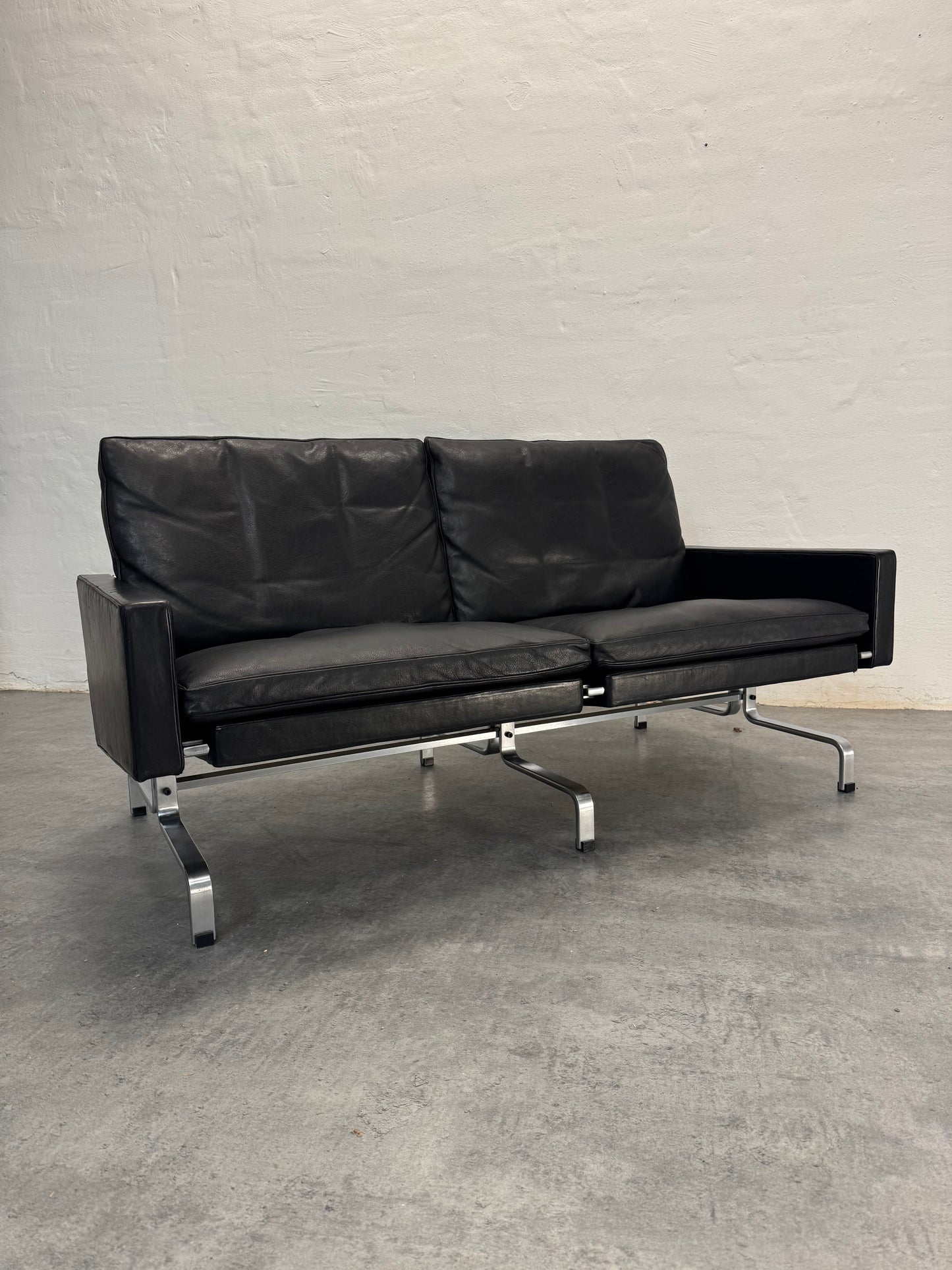 EKC, Poul Kjærholm ‘PK31’ 2-pers. sofa, sort læder.