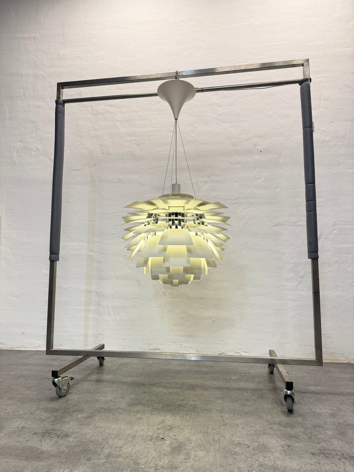 Poul Henningsen “Koglen” Louis Poulsen – Ø60 cm i hvid.