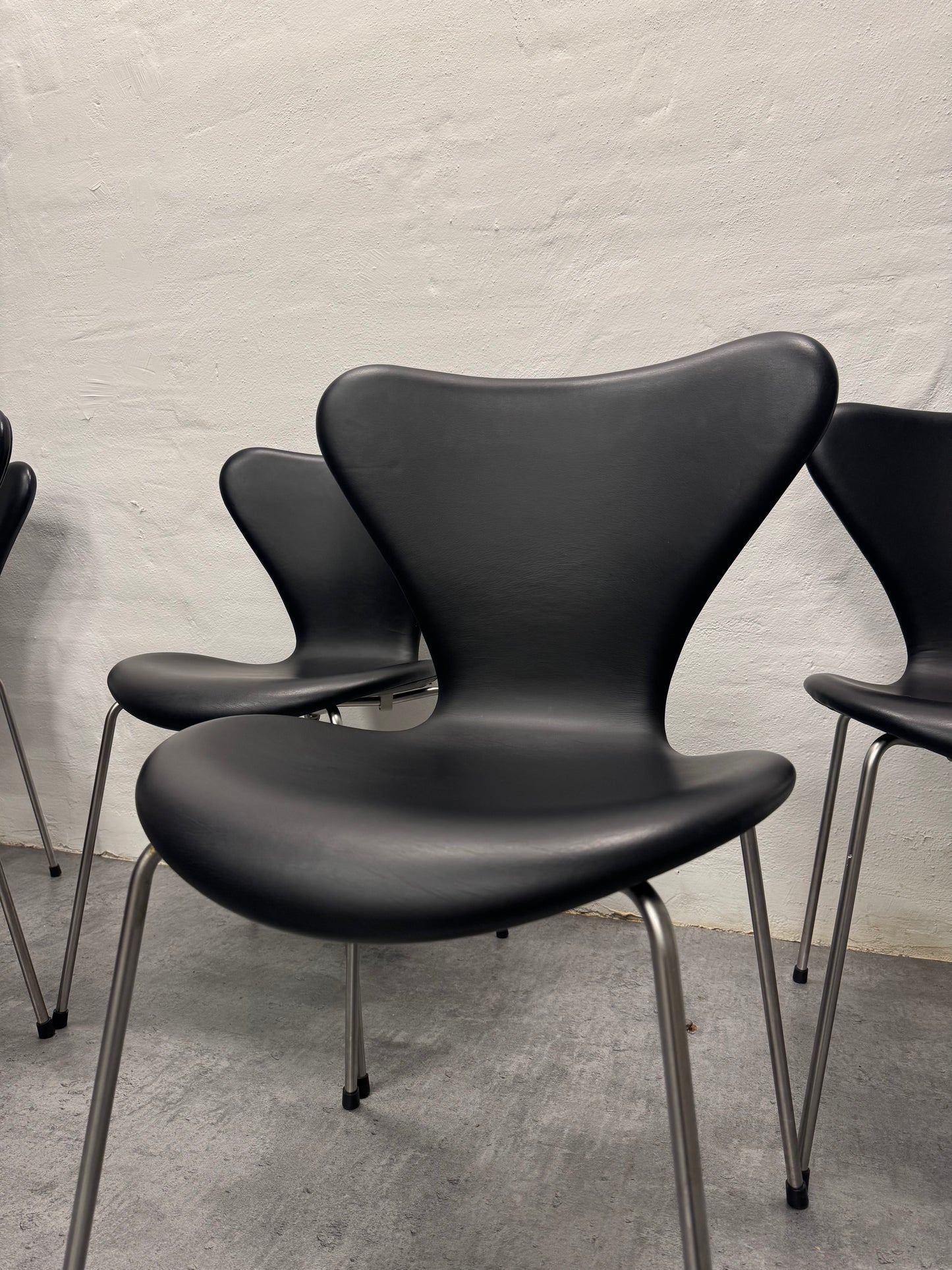 Brown Label, Arne Jacobsen ‘Syveren/3107’ Fritz Hansen.