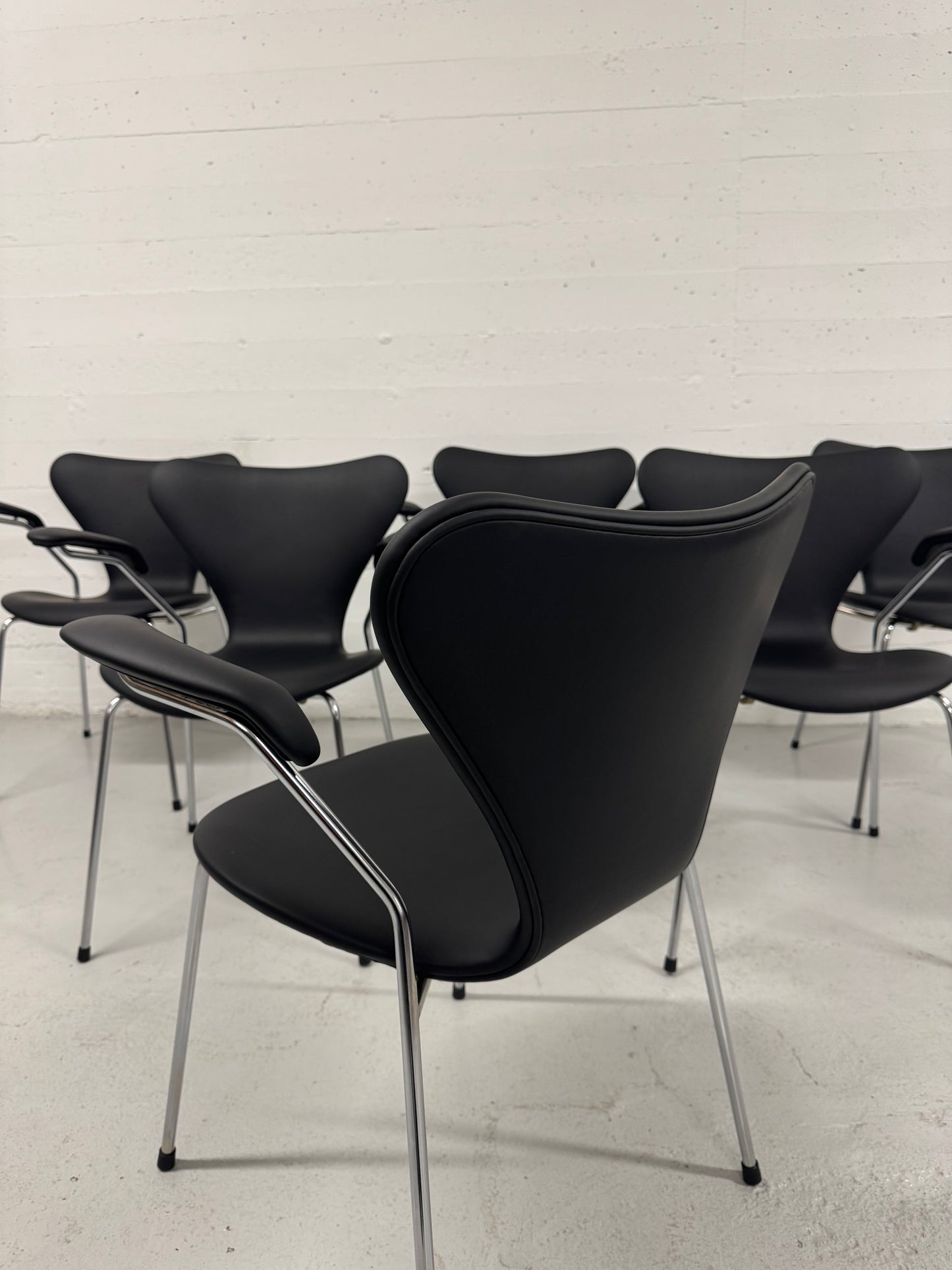 Nypolstret Arne Jacobsen ‘Syveren/3207’ Fritz Hansen.