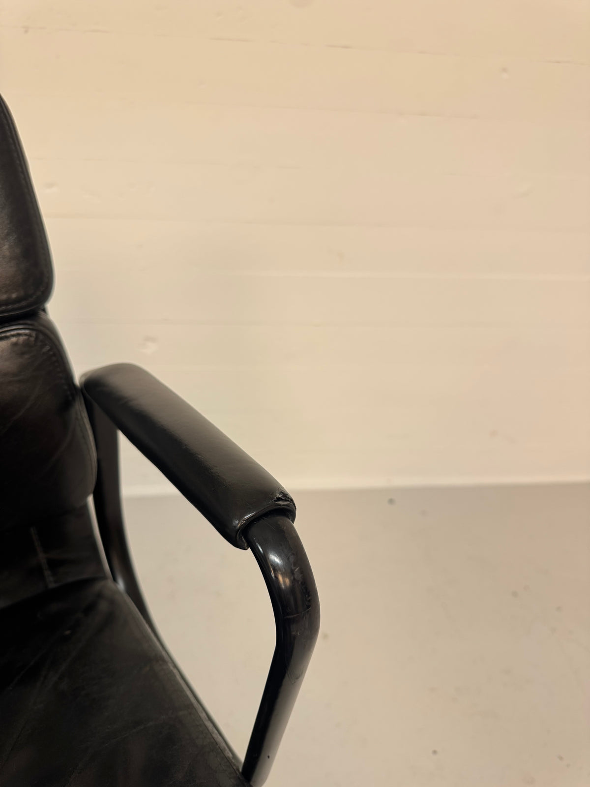 Charles Eames ‘EA-219’ Vitra.