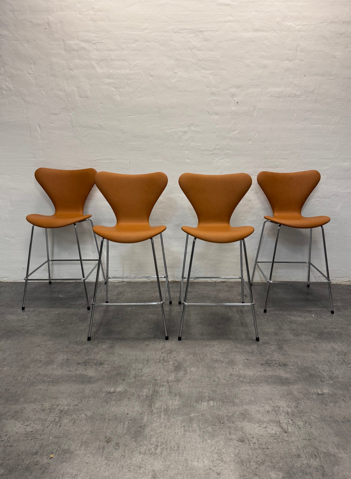 Nypolstret Arne Jacobsen barstole “Syveren / 3197” Fritz Hansen