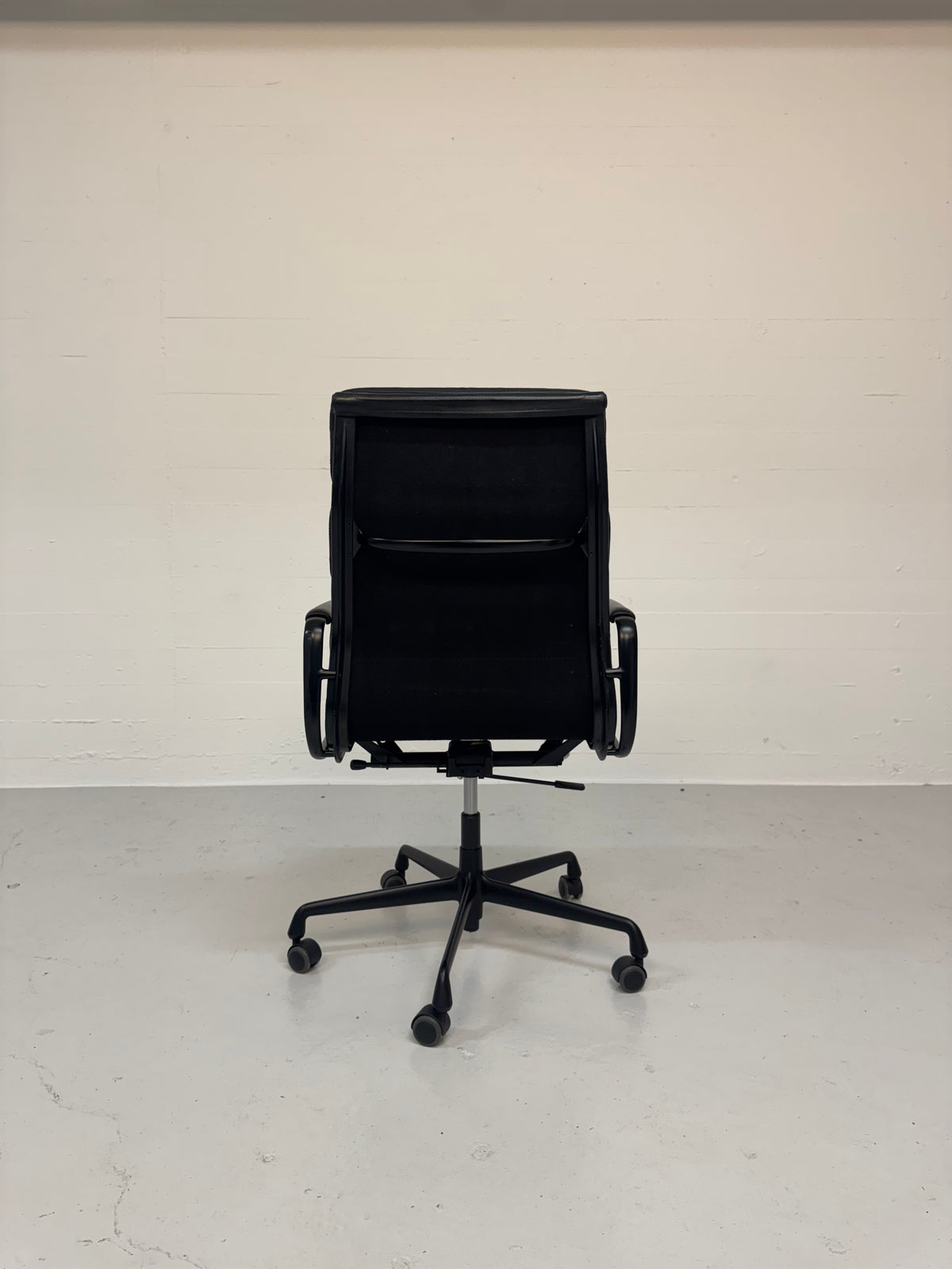 Charles Eames ‘EA-219’ Vitra.