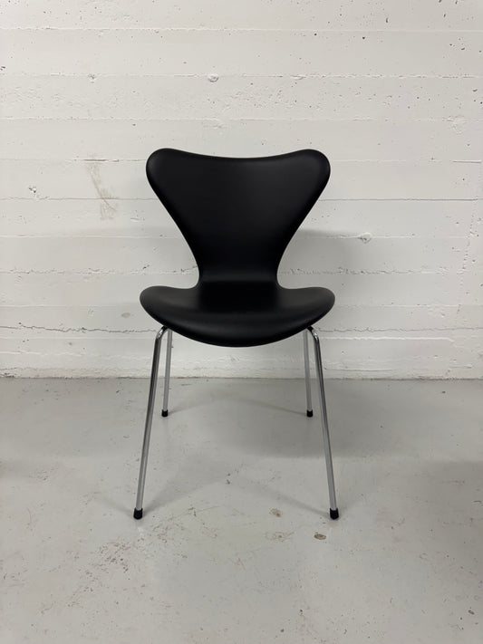 Brown Label, Arne Jacobsen ‘Syveren/3107’ Fritz Hansen.