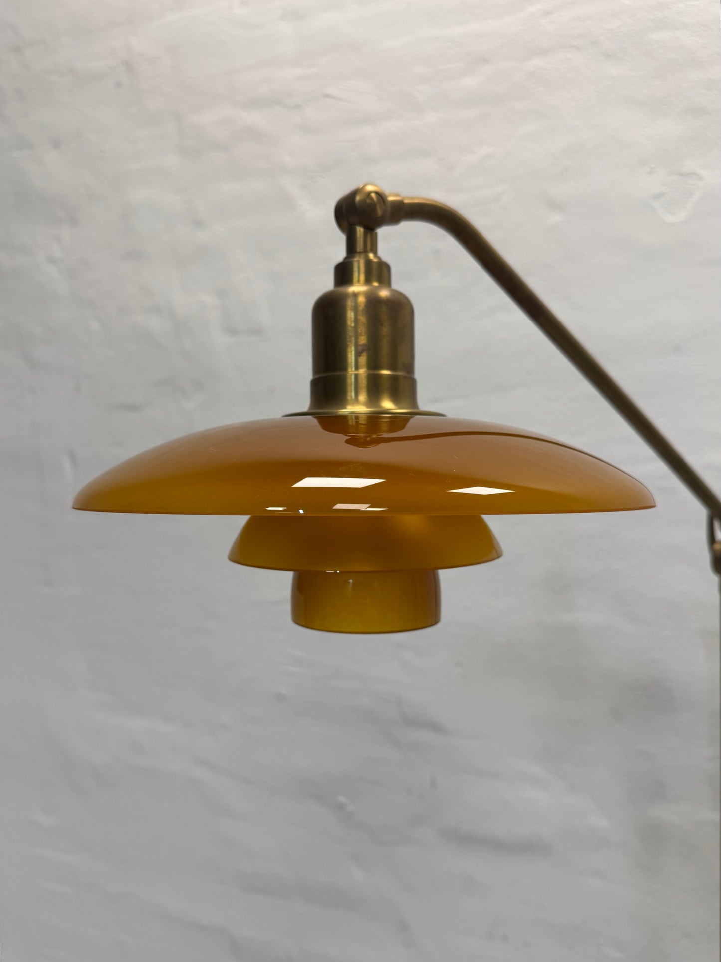 Poul Henningsen “Vandpumpen” Limited Edition i messing med ravfarvet glas.