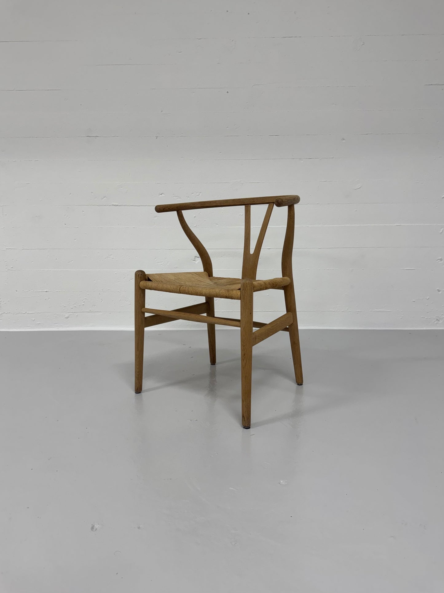 Hans J. Wegner ‘CH-24’ Carl Hansen & Søn.