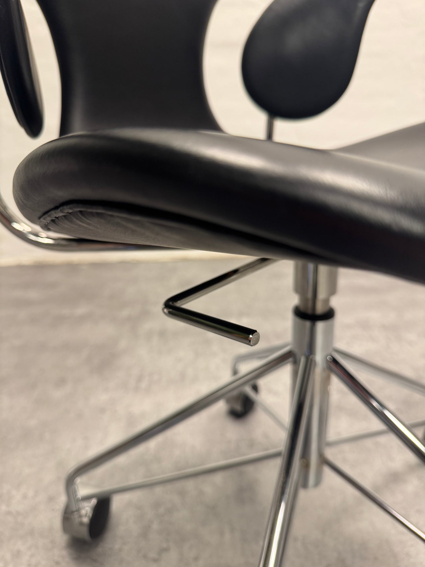 Arne Jacobsen ‘3218/liljen’ Fritz Hansen.