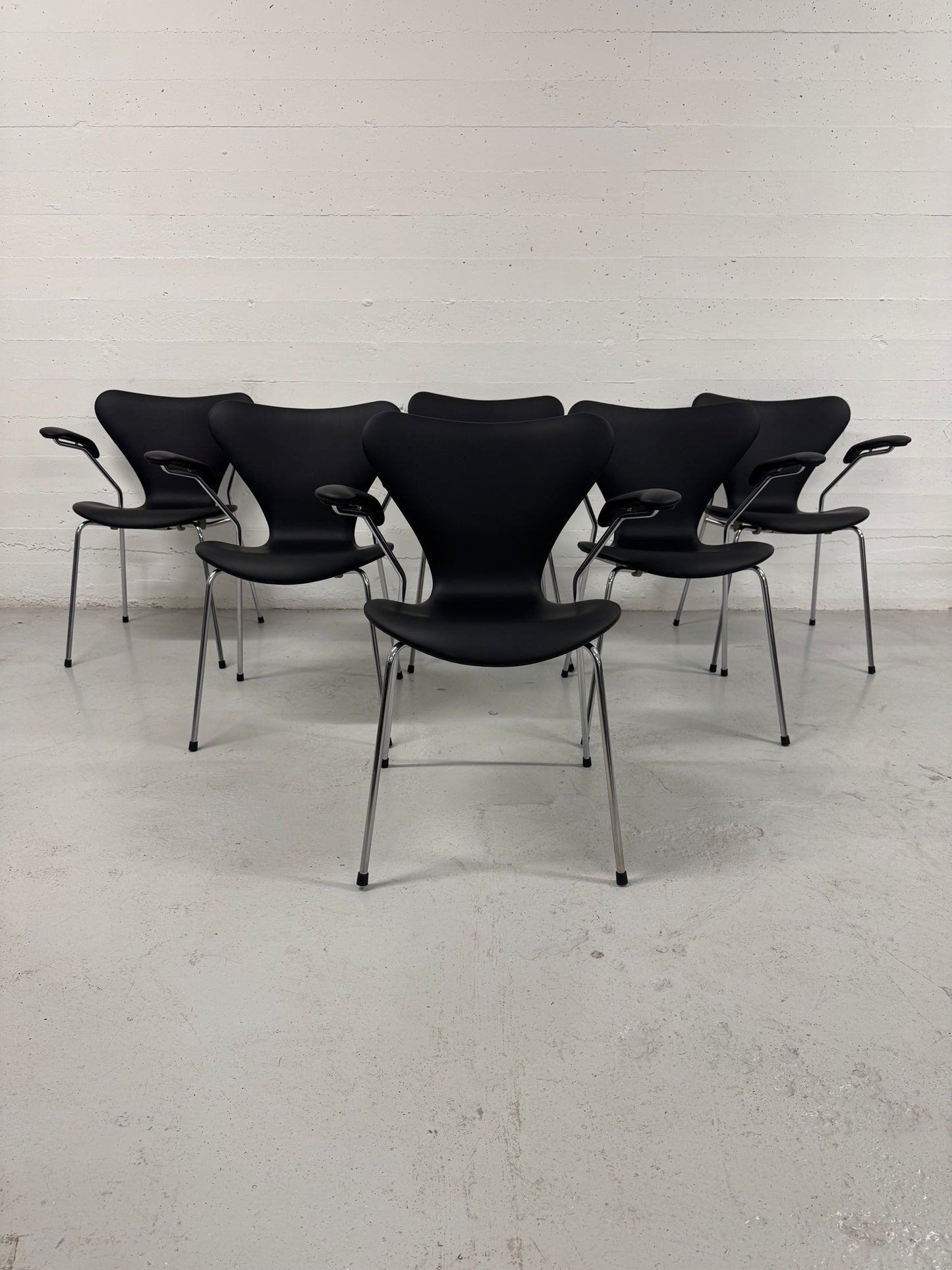 Nypolstret Arne Jacobsen ‘Syveren/3207’ Fritz Hansen.