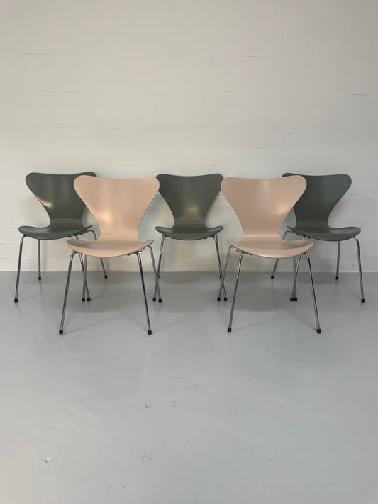 Arne Jacobsen ‘3107’ Fritz Hansen.