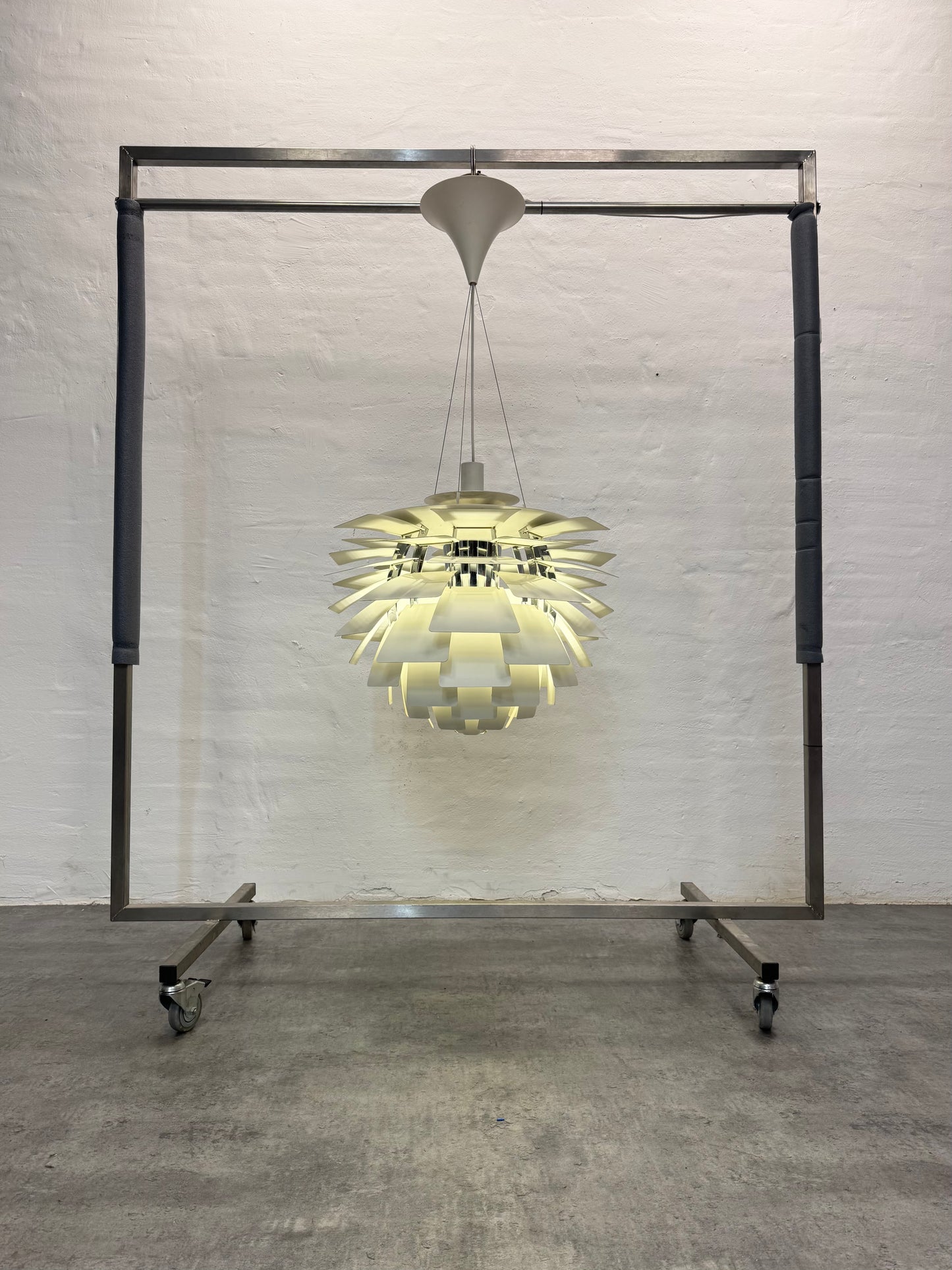 Poul Henningsen “Koglen” Louis Poulsen – Ø60 cm i hvid.
