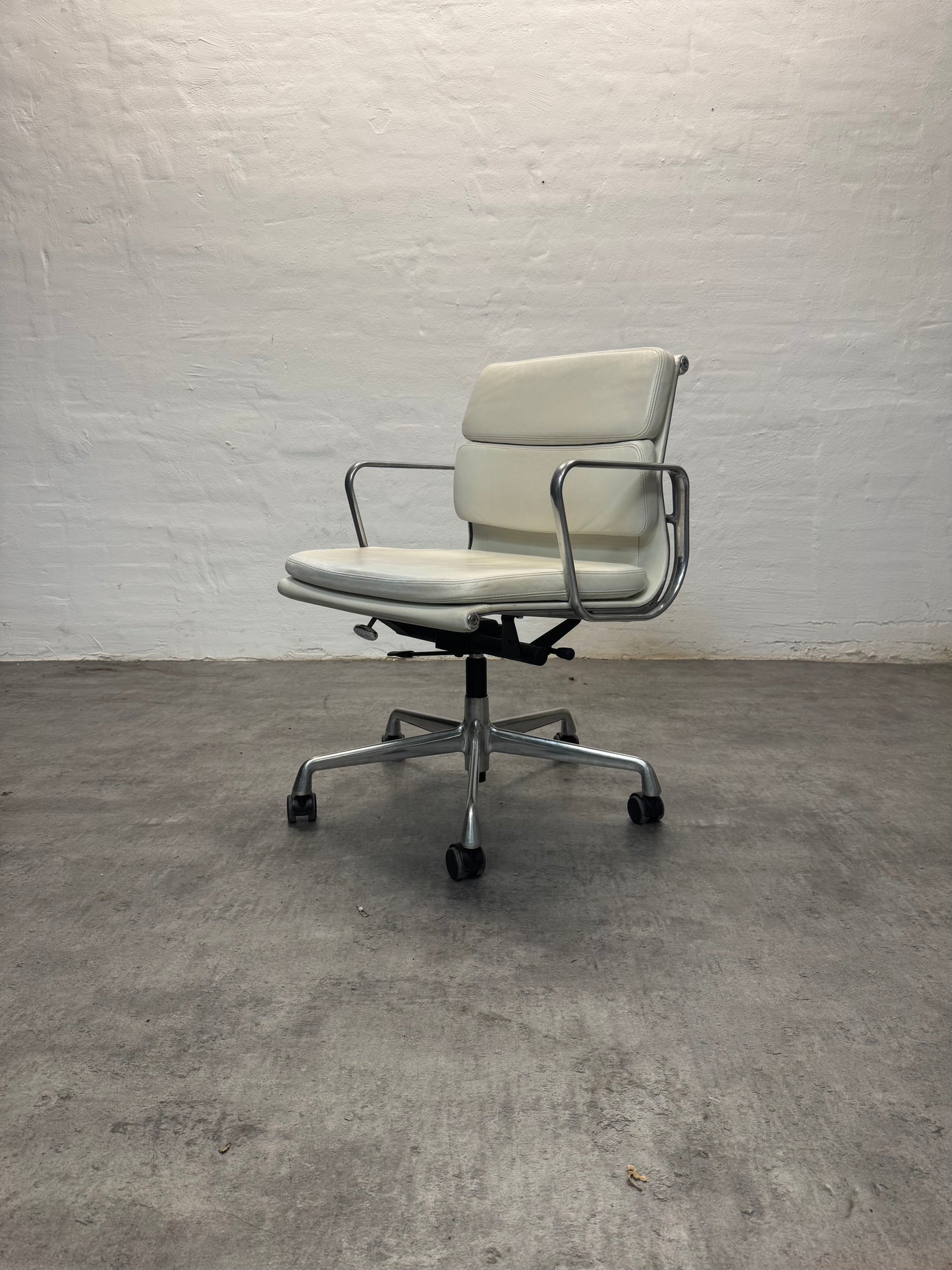 Charles Eames ‘EA-217’ Vitra.