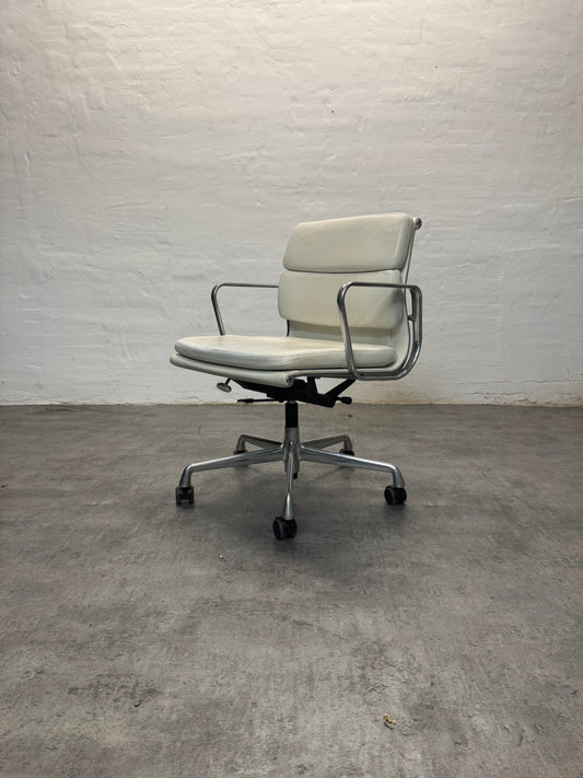 Charles Eames ‘EA-217’ Vitra.