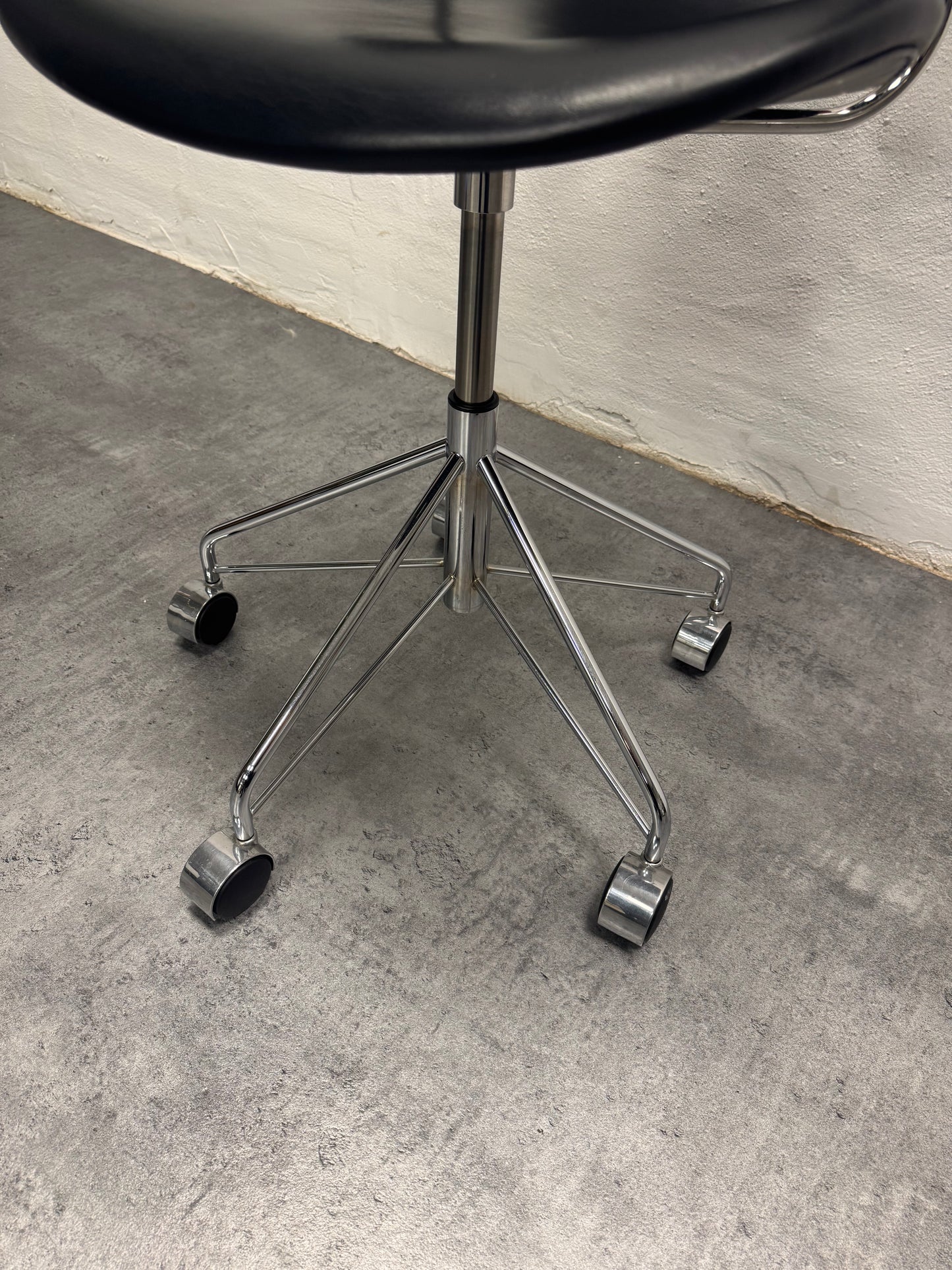Arne Jacobsen ‘3218/liljen’ Fritz Hansen.