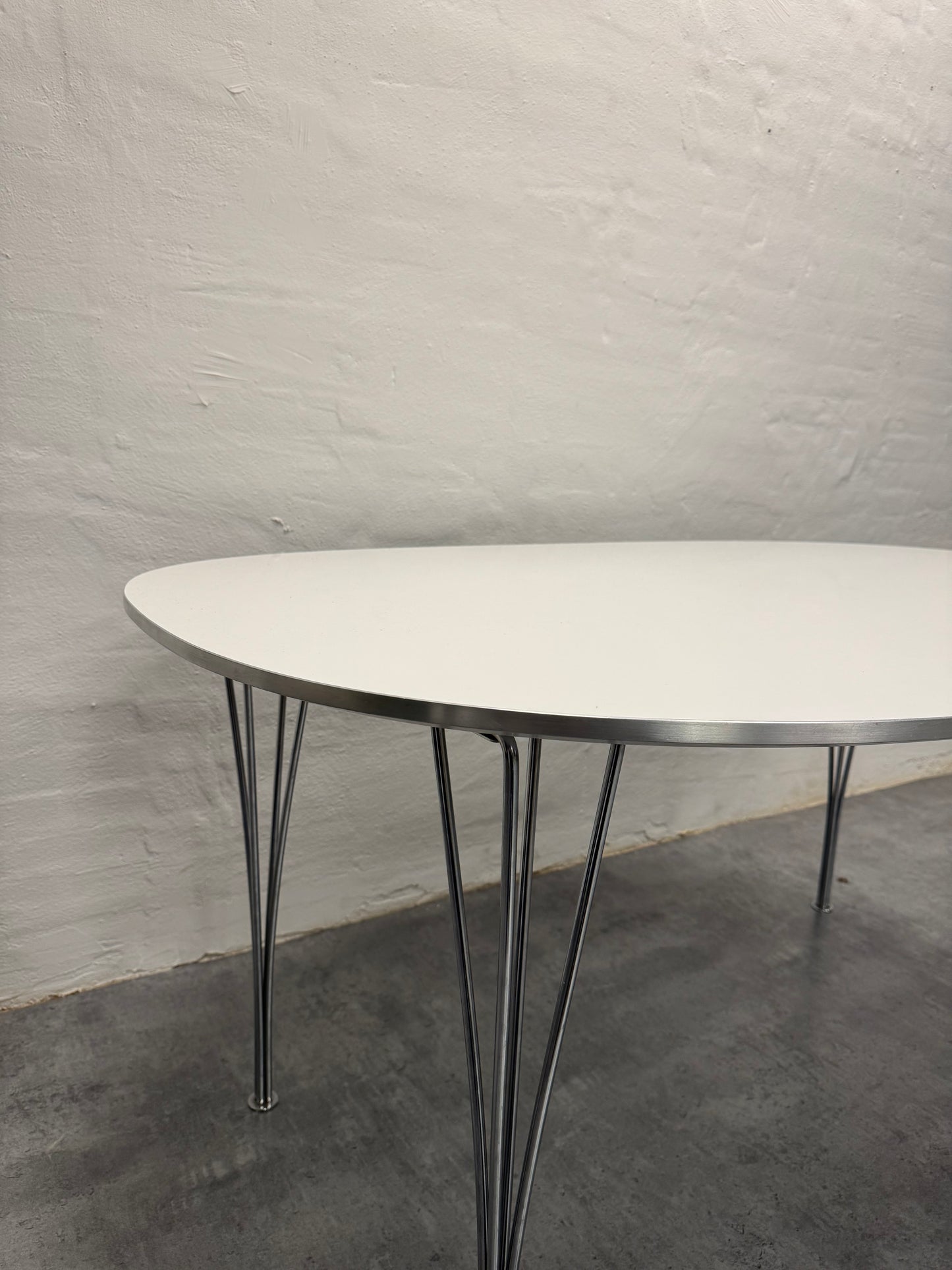 Piet Hein & Bruno Mathsson ‘Superellipse’ Fritz Hansen.