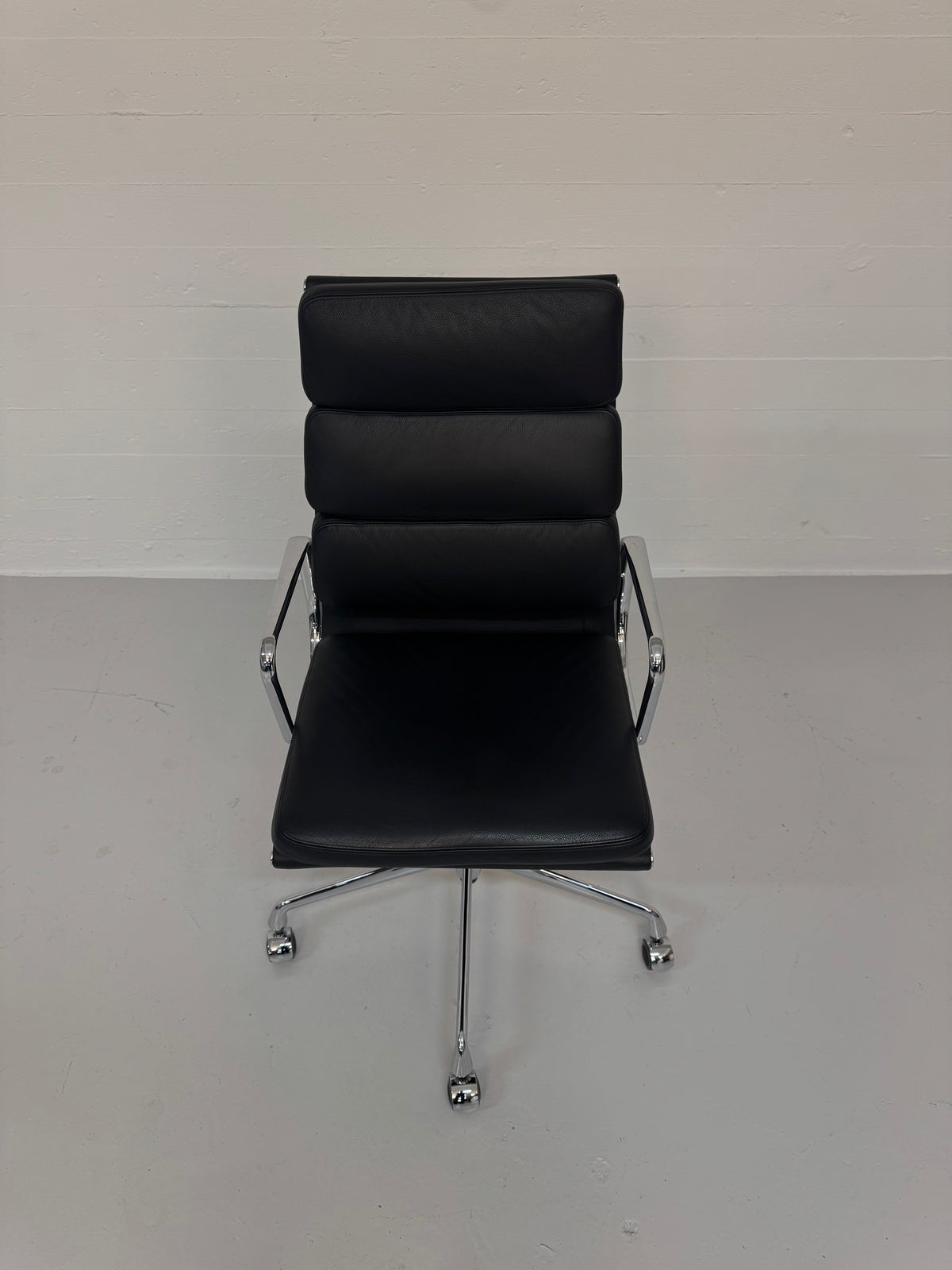Charles Eames ‘EA-219’ Vitra.