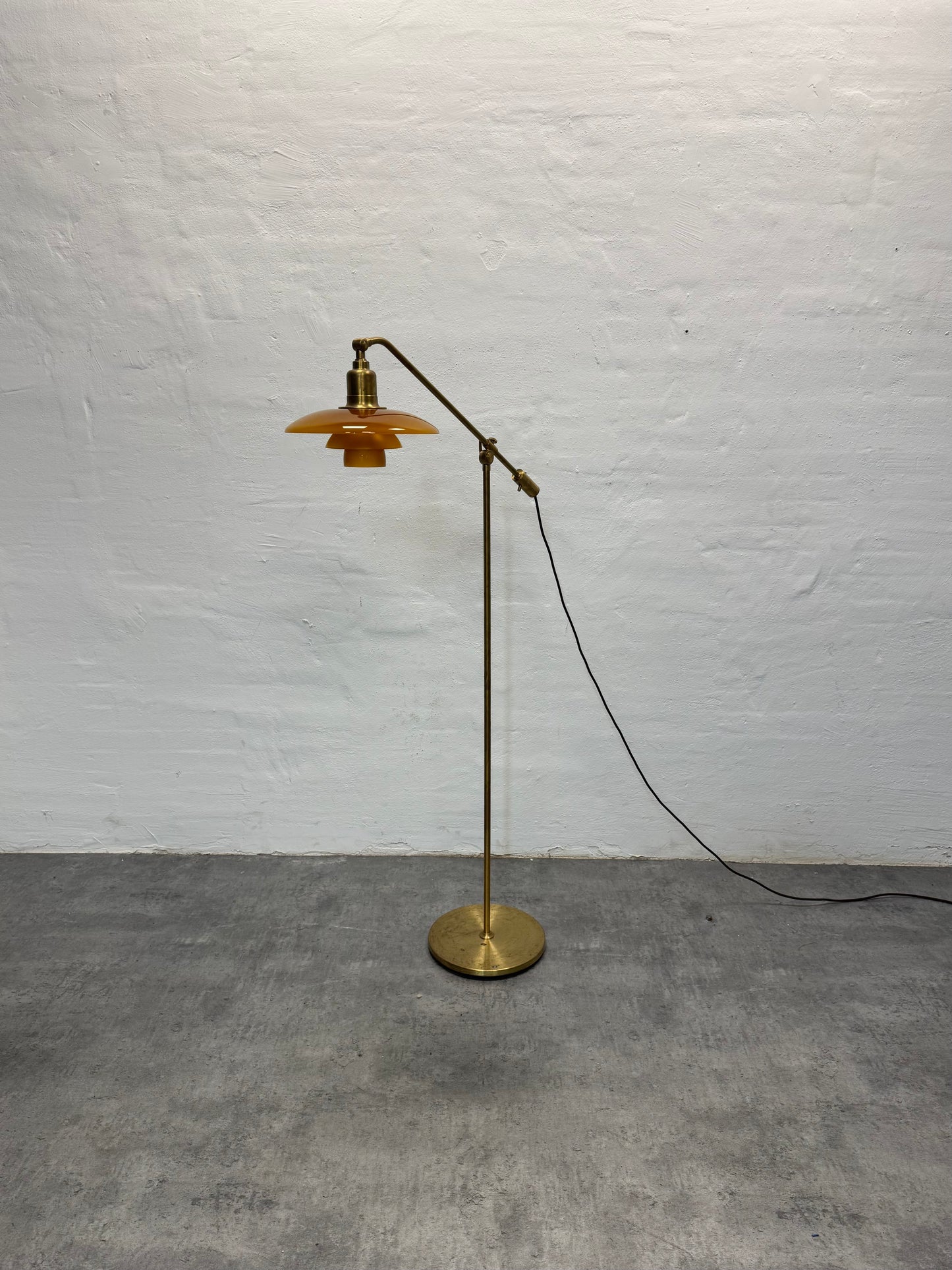Poul Henningsen “Vandpumpen” Limited Edition i messing med ravfarvet glas.