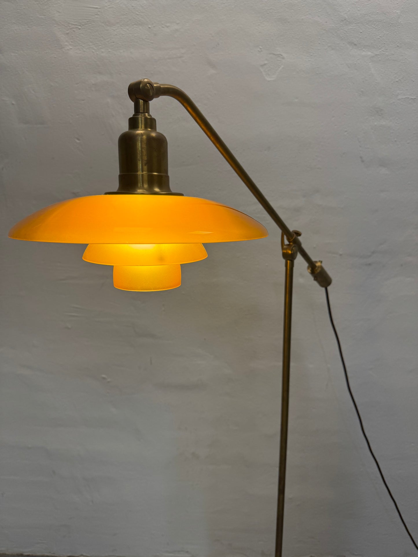 Poul Henningsen “Vandpumpen” Limited Edition i messing med ravfarvet glas.