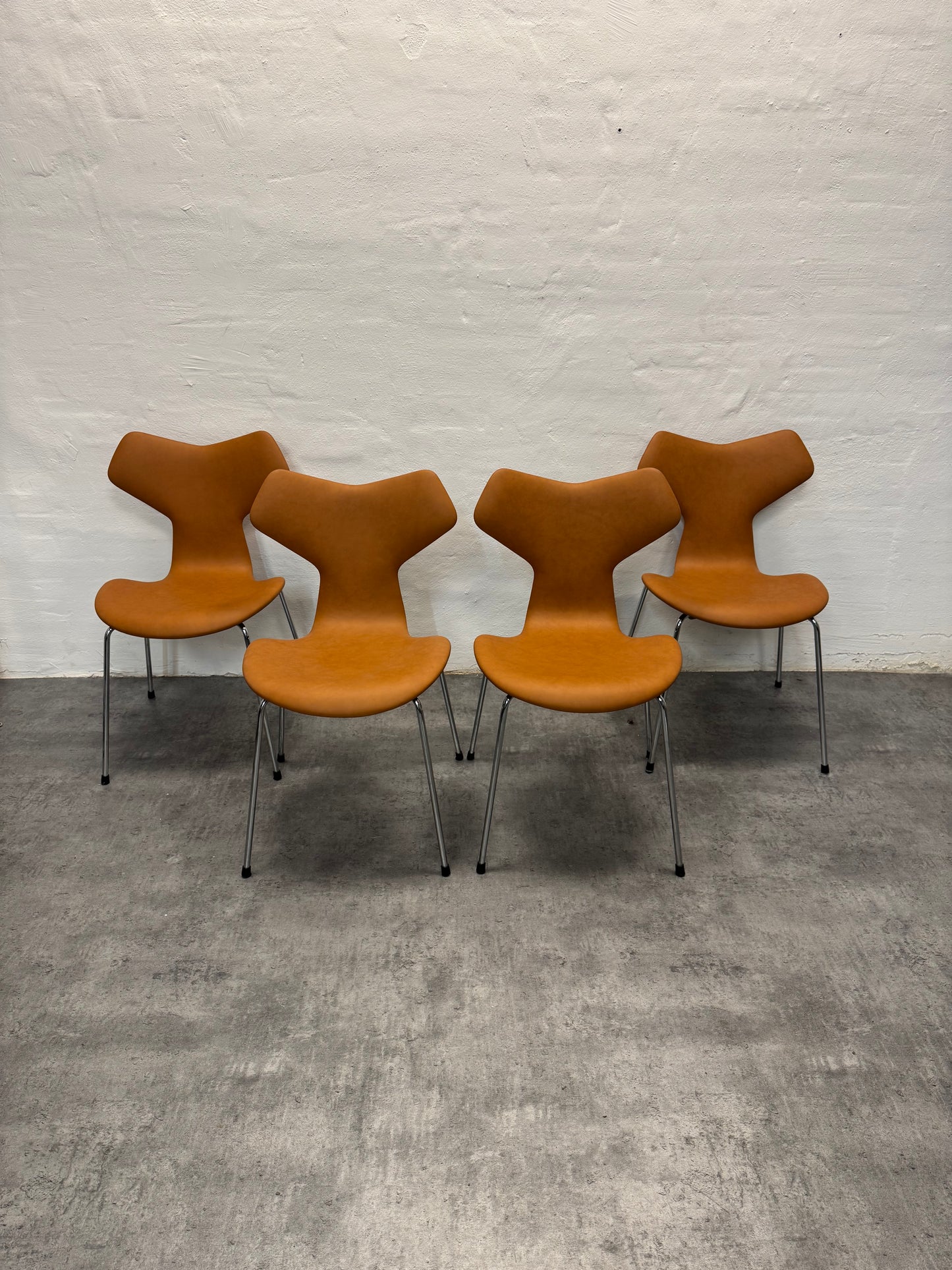 Nypolstret Arne Jacobsen ‘3130/Grand Prix’ Fritz Hansen.
