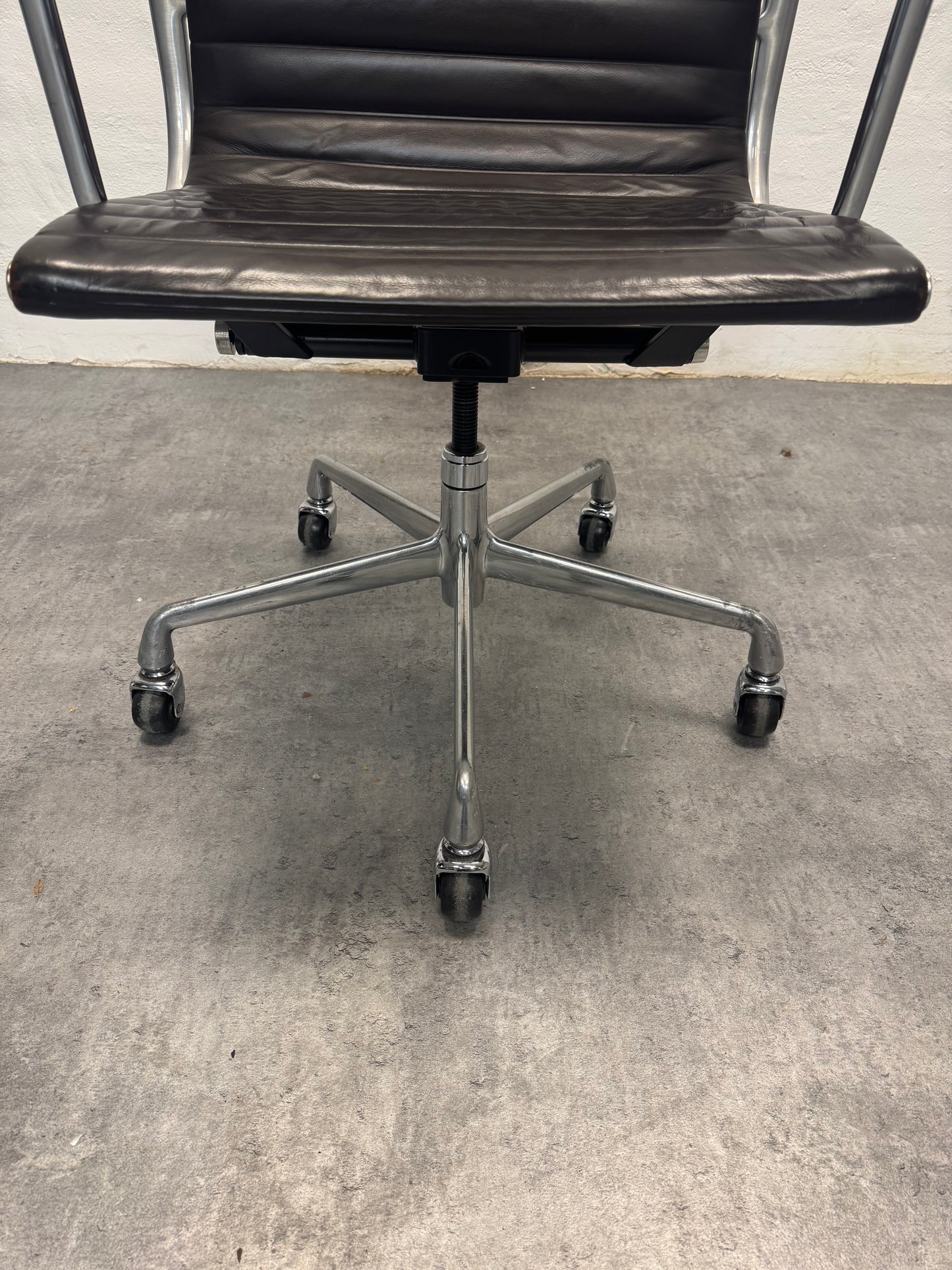 Charles Eames ‘EA117’ kontorstol.