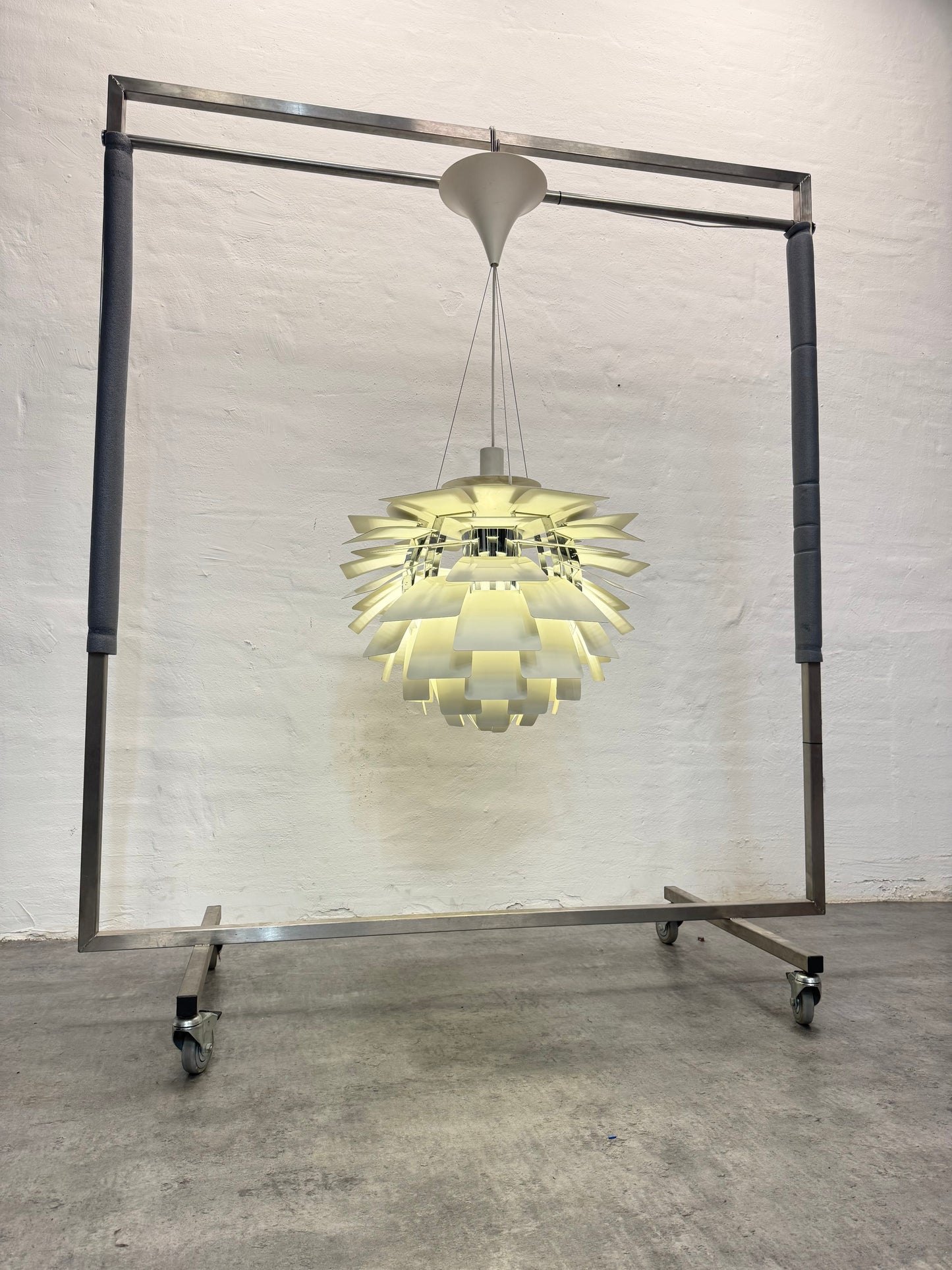 Poul Henningsen “Koglen” Louis Poulsen – Ø60 cm i hvid.