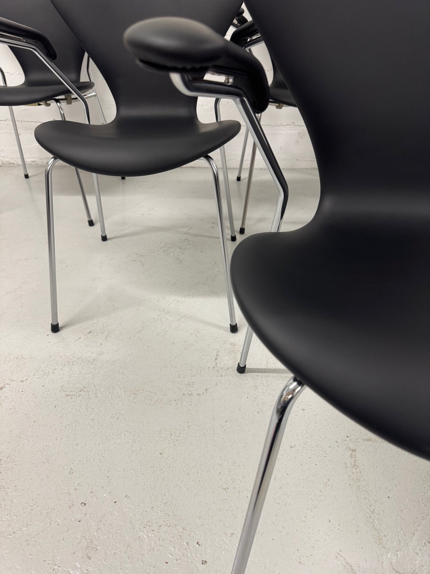 Nypolstret Arne Jacobsen ‘Syveren/3207’ Fritz Hansen.
